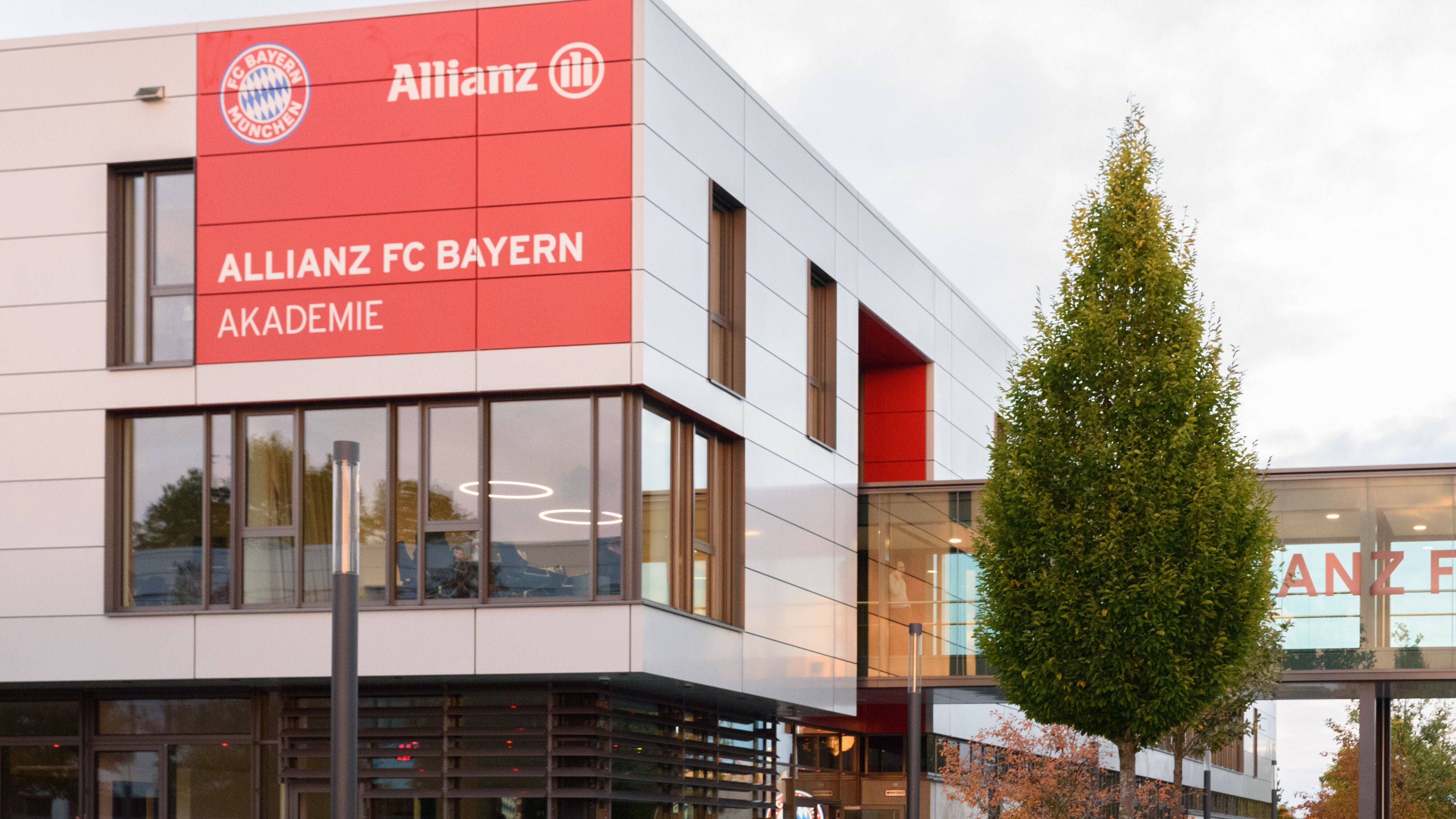 <strong>Großprojekt: FC Bayern-Campus</strong><br>Neben acht Sportplätzen und einer Sporthalle für Basketball, Handball und Tischtennis beinhaltet der Campus auch die FCB-Akademie mit 35 Apartments für Talente außerhalb des Großraums München. Laut Uli Hoeneß wollte man mit dem Campus "in Zukunft die Ausbildung der Nachwuchstalente optimieren".