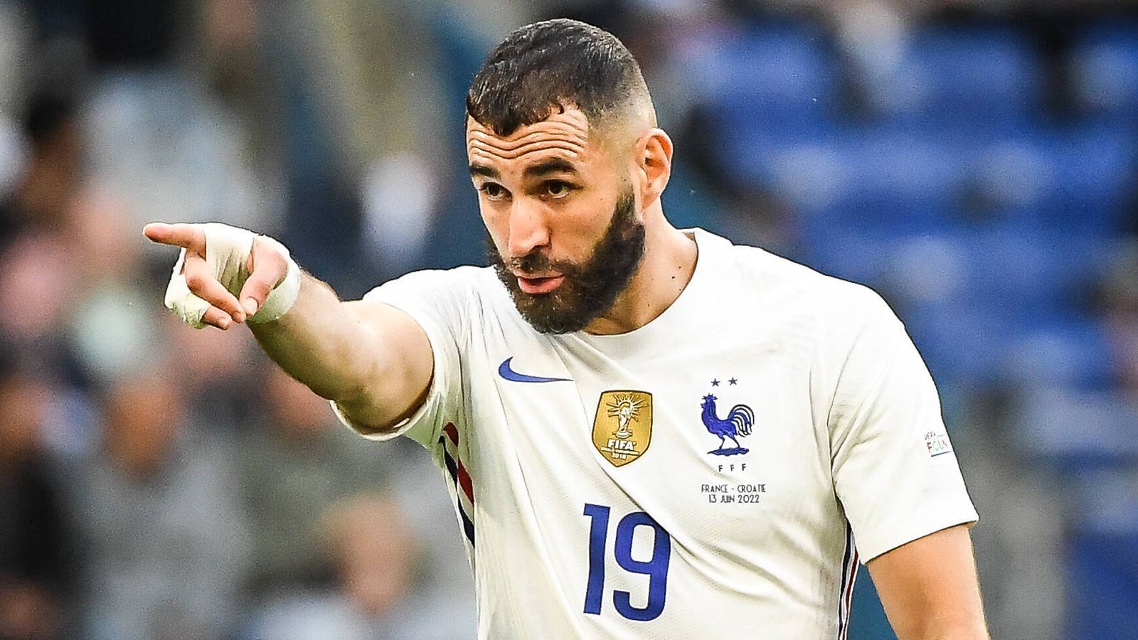 
                <strong>Karim Benzema (Frankreich)</strong><br>
                Karim Benzema könnte Weltmeister sein, wegen seiner Beteiligung an der "Sextape-Affäre" und der damit verbundenen Erpressung seines Teamkollegen Mathieu Valbuena wurde er 2018 aber nicht für den Kader berücksichtigt. Am 19. Dezember wird der Stürmer von Real Madrid 35 Jahre alt, er ist längst geläutert und frisch mit dem Ballon D'Or ausgezeichnet. Die Chancen, sich bei seiner vermutlich letzten WM-Teilnahme den Titel zu sichern, stehen nicht schlecht.
              