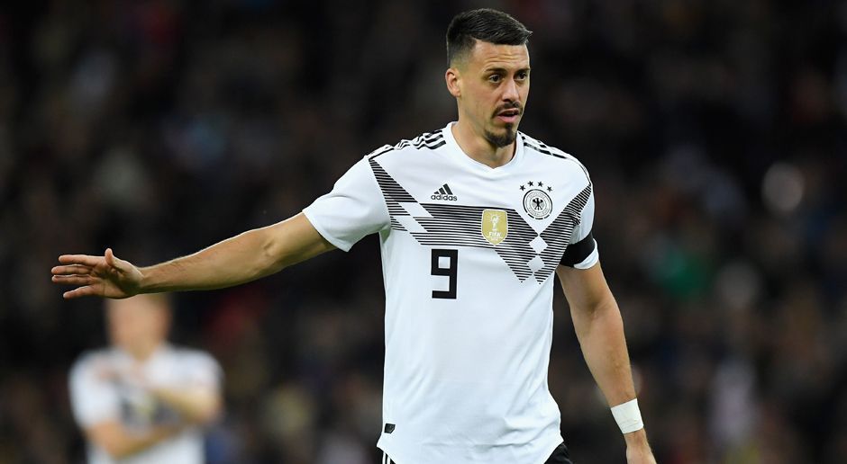 
                <strong>Sandro Wagner</strong><br>
                Neben Mario Götze wird auch Sandro Wagner nicht mit nach Russland fahren. Dabei war der Bayern-Stürmer in der Qualfikationi zusammen mit Thomas Müller bester Torschütze mit fünf Treffern. Noch im April gab sich der 30-Jährige selbstbewusst und sagte, es wäre "Wahnsinn", wenn er nicht mehr zur WM fahren würde. So schnell ist dieser Zustand für ihn eingetreten, Löw entschied sich überraschend für den Freiburger Nils Petersen. 
              