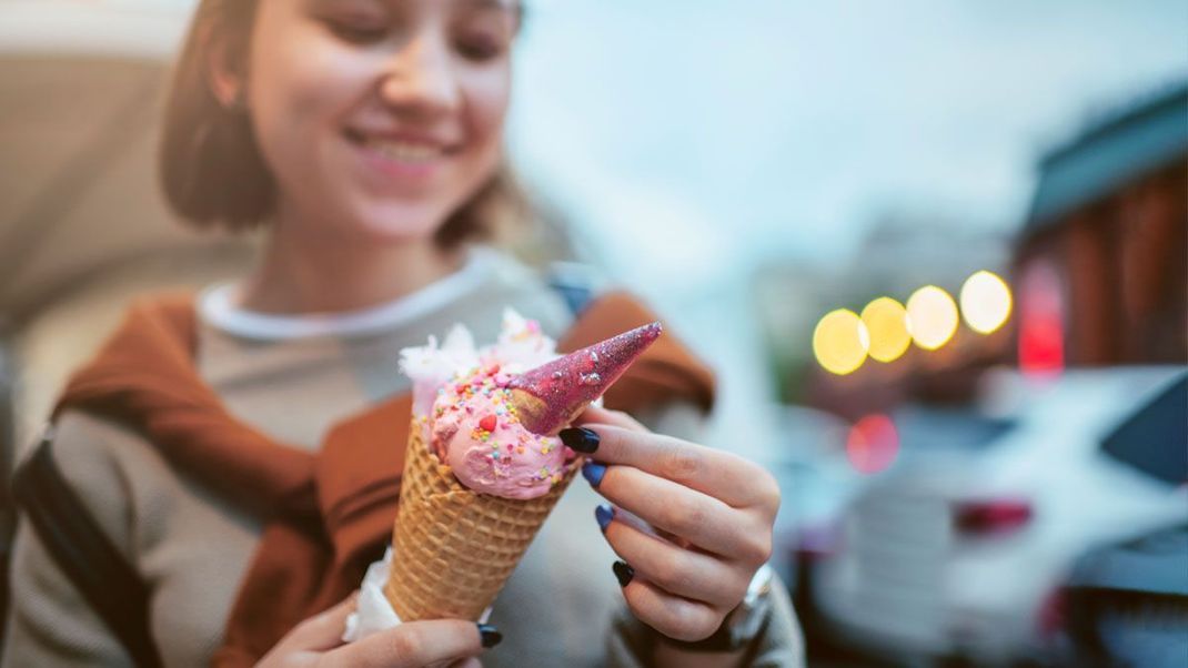 Pink, Blau, Rot und Braun – welche Farbe werdet ihr diesen Herbst auf den Nägeln tragen? Hier findet ihr die Nailtrends für die Saison!