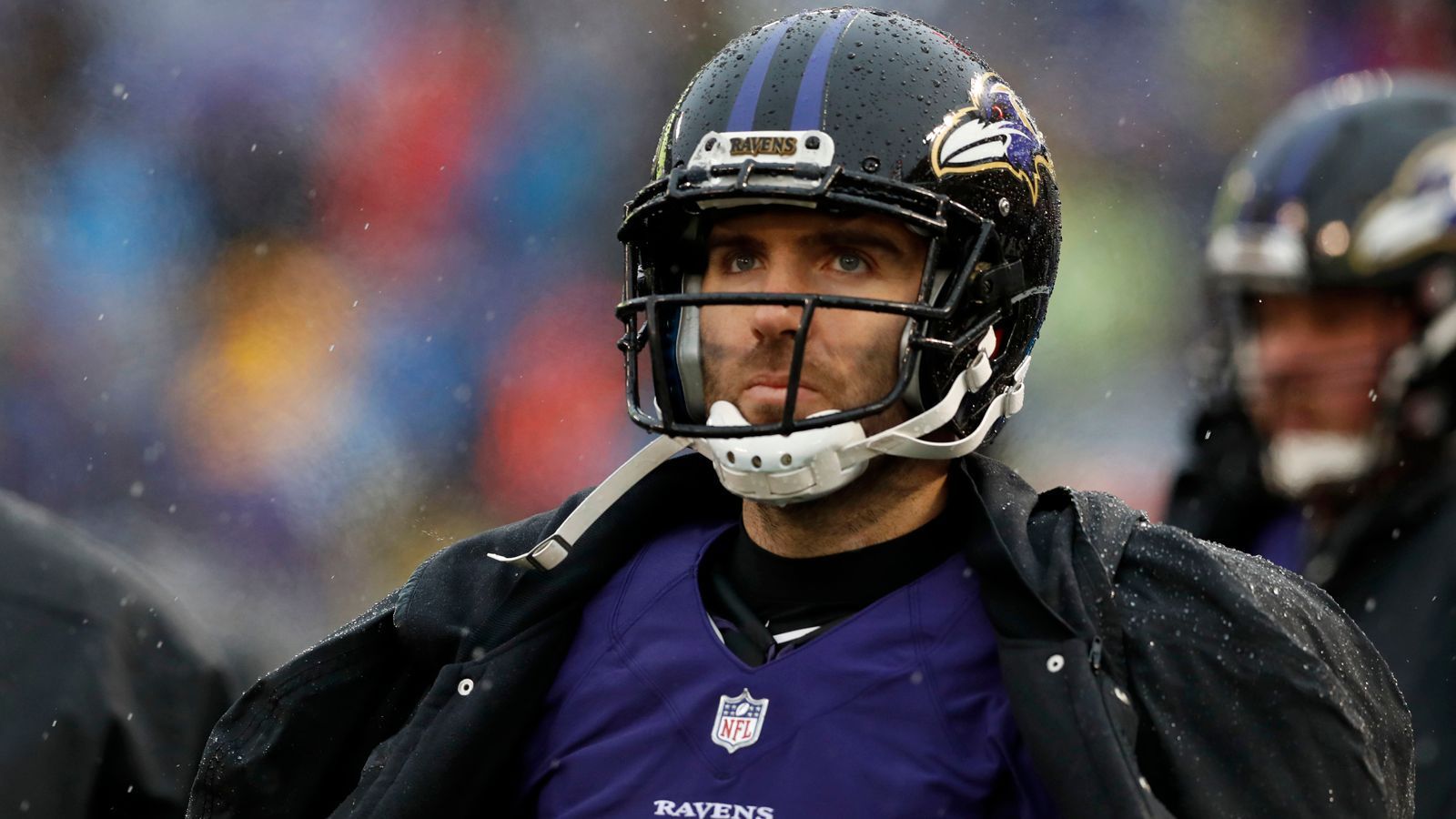 
                <strong>Joe Flacco (Baltimore Ravens)</strong><br>
                Joe Flacco hat seinen langjährigen Stammplatz in dieser Saison abgeben müssen. Rookie Lamar Jackson übernahm den Platz vorerst aus verletzungsbedingten Gründen und ließ sich anschließend nicht mehr verdrängen. Laut Ian Rapoport ist es wahrscheinlich, dass die Ravens keine 18,5 Millionen Dollar an Flacco überweisen wollen und kokettieren demnach wohl mit einem Trade. Mit Flacco würden die Redskins einen extrem erfahrenen Quarterback bekommen. 
              