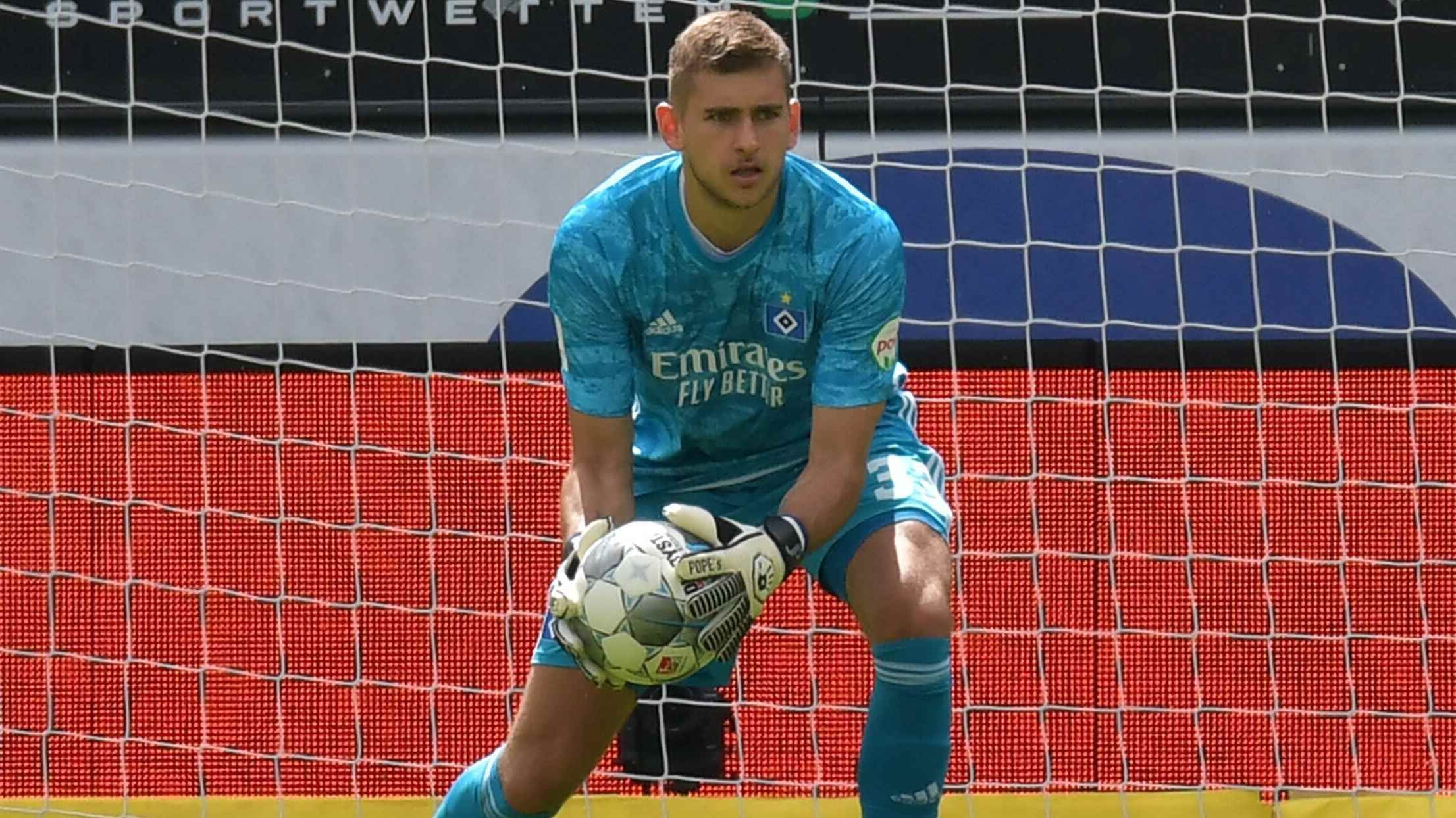 
                <strong>Julian Pollersbeck</strong><br>
                Ist wenig gefordert, wenn er gebraucht wird ist, er aber da. Seine Abschläge leiten einige gefährliche HSV-Angriffe ein. ran-Note: 2
              