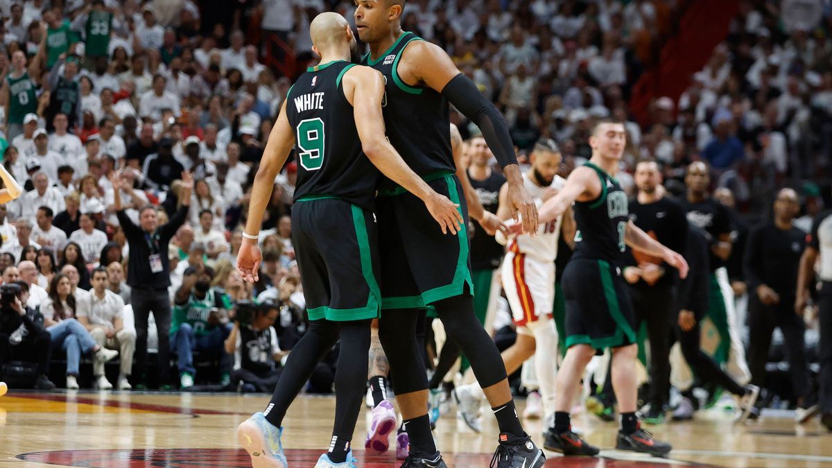 Boston Celtics center Al Horford (R) and guard Derrick White (L)celebrate during the first half of the NBA, Basketball Herren, USA playoffs round one, game four between the Miami Heat and the Bosto...