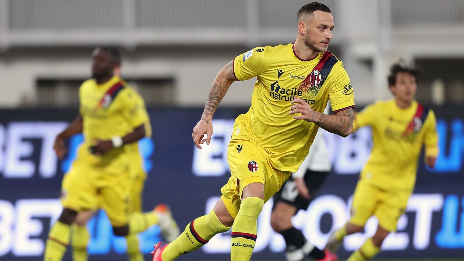 
                <strong>Marko Arnautovic (FC Bologna)</strong><br>
                Besonders in Italien ist die Zahl der Coronafälle unter den Fußballstars zu Beginn des Jahres 2022 enorm hoch. Je nach Quelle gehen italienische Medien von 55 bis 75 Corona-Fällen unter den Serie-A-Profis aus. Aufgrund der zahlreichen positiven Fälle entschied zuletzt etwa die italienische Gesundheitsbehörde, das gesamte Team von Bologna in Quarantäne zu schicken. Dadurch musste die für 6. Januar 2022 angesetzte Partie von Marko Arnautovic und seinen Bologna-Kollegen gegen Meister Inter Mailand abgesagt werden. Kurios: Die rechtliche Situation in Italien sieht aktuell noch so aus, dass die Begegnung nicht nachgeholt werden würde, sondern Inter, das sich tatsächlich plangemäß im Stadion von Bologna bereits für die Partie aufwärmte, die Begegnung mit 3:0 am grünen Tisch gewinnen würde. Doch in der Vergangenheit hatte etwa der SSC Neapel in einem ähnlichen Fall bereits ein Wiederholungsspiel erwirkt. 
              