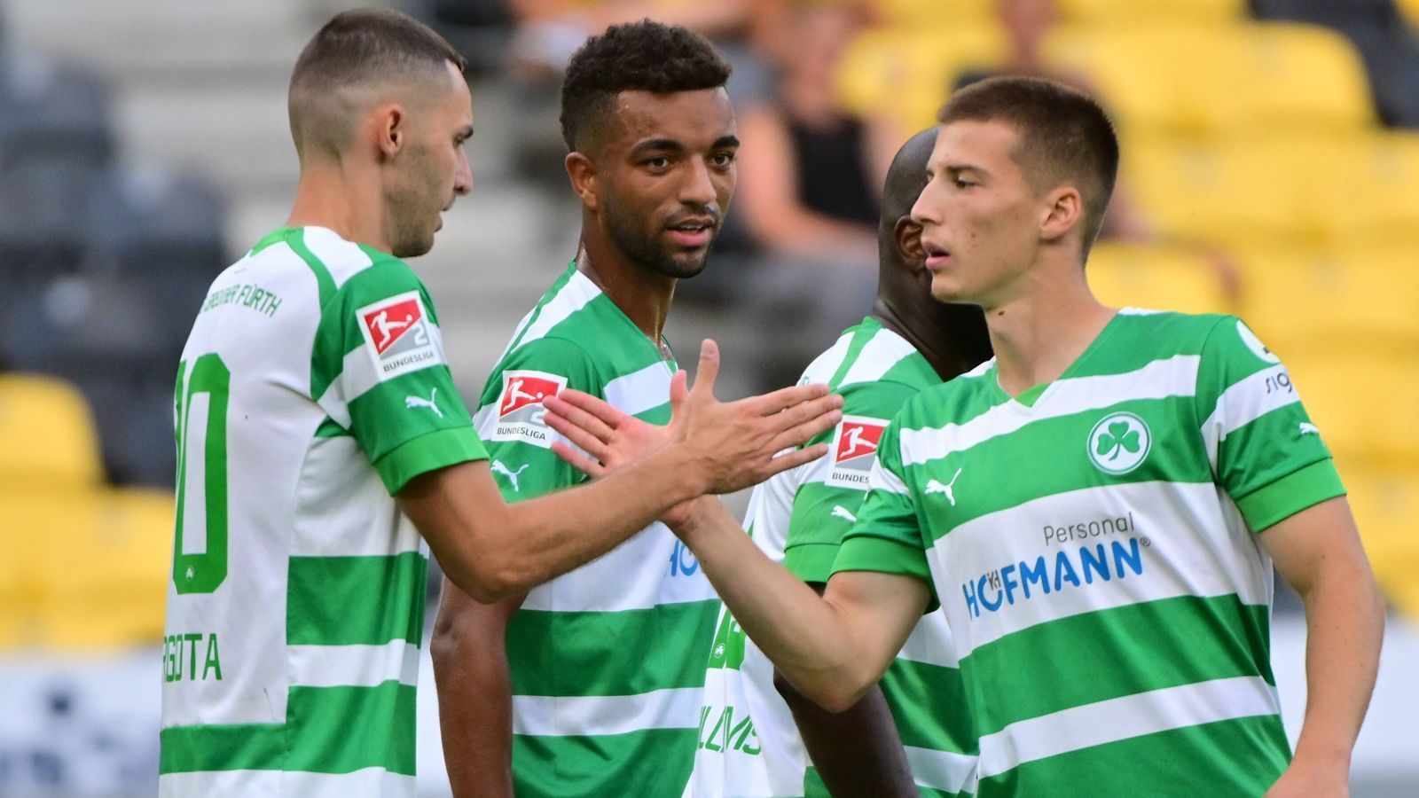 
                <strong>SpVgg Greuther Fürth</strong><br>
                Die SpVgg Greuther Fürth war in der Bundesliga überfordert. Nach dem Abstieg erfolgt ein Umbruch. Trainer Stefan Leitl wechselte zu Hannover 96 und wurde durch den Schweizer Marc Schneider ersetzt, der noch keine Trainererfahrung im deutschen Fußball hat. Schneider war laut eigener Aussage selber überrascht, dass ihm der Job beim Bundesliga-Absteiger angeboten wurde. Er verspricht einen offensiven, attraktiven und intensiven Fußball. Der Kader weist bislang neun Neuzugänge und elf Abgänge auf. Der neue Trainer und der veränderte Kader machen aus dem Kleeblatt eine Wundertüte. ran-Prognose: Platz 9     
              