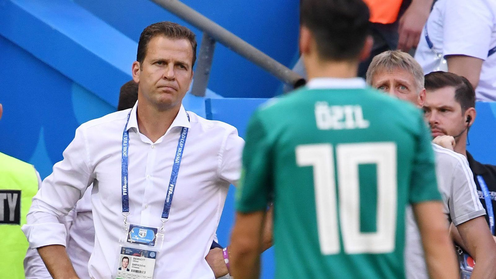 
                <strong>5. Juli: Bierhoff zählt Özil im "Welt"-Interview an</strong><br>
                Nachdem die DFB-Bosse direkt nach der Landung in Frankfurt eine baldige Analyse des WM-Debakels ankündigten, wird es danach merklich ruhig. Bis Teammanager Oliver Bierhoff im Interview mit der "Welt" das Erdogan-Thema wieder in den Fokus rückt. "Wir haben Spieler bei der deutschen Nationalmannschaft bislang noch nie zu etwas gezwungen, sondern immer versucht, sie für eine Sache zu überzeugen", erklärt der Ex-Stürmer: "Das ist uns bei Mesut nicht gelungen. Und insofern hätte man überlegen müssen, ob man sportlich auf ihn verzichtet." Es wirkt, als solle die Nummer zehn als Sündenbock vorgeschoben werden - entsprechend prasselt auch auf Bierhoff anschließend viel Kritik ein.
              