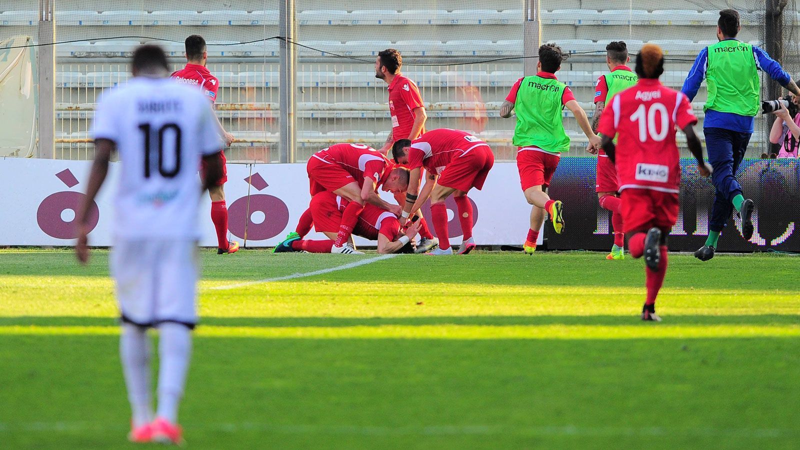 
                <strong>Platz 2: US Ancona (28 Spiele ohne Sieg)</strong><br>
                Liga: Serie A (Italien) - Zeitraum: 1. September 2003 bis 4. April 2004 - Im Anschluss abgestiegen? Ja! (13 Punkte, Platz 18)
              