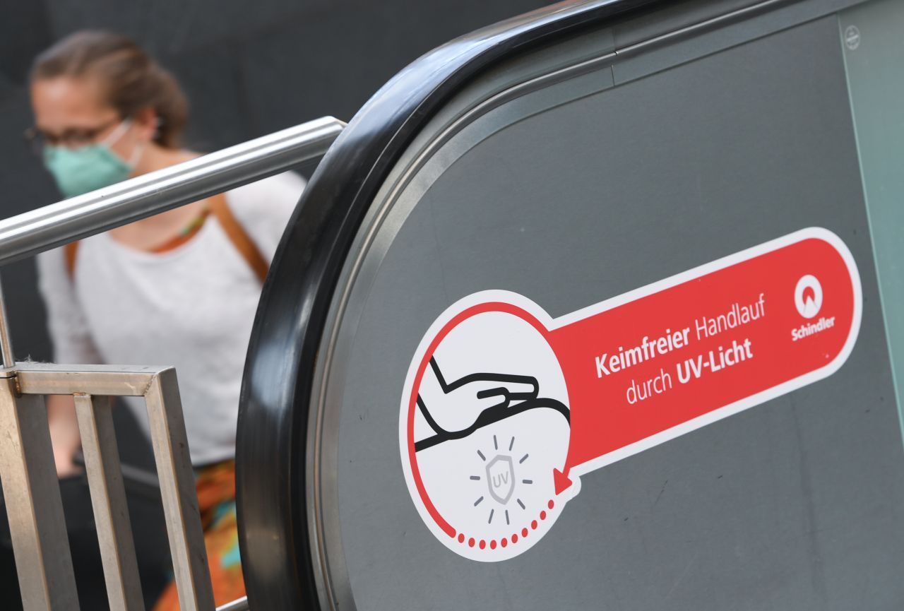 Am Frankfurter Hauptbahnhof desinfiziert UV-C-Strahlung den Handlaufvon Rolltreppen. Damit soll die Ausbreitung des Corona-Virus eingedämmt werden. Doch energiereiches Licht wird vielfach eingesetzt ...