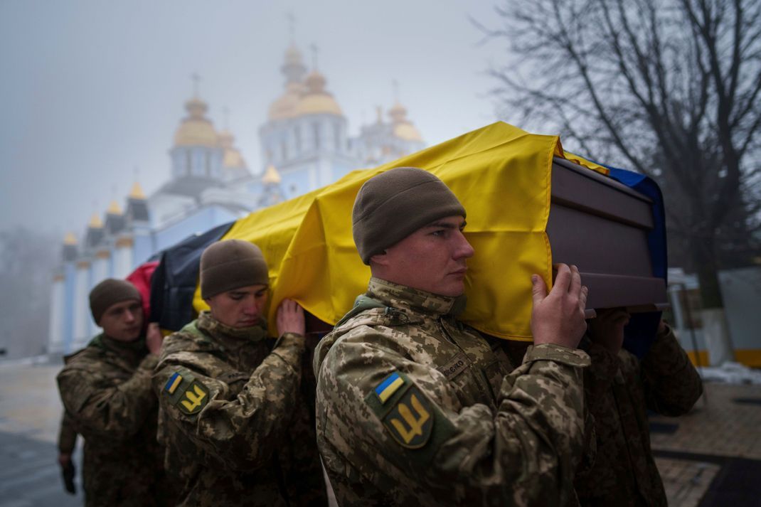 Soldaten der Ehrengarde tragen den Sarg des ukrainischen Offiziers Pavlo Vedybida alias Obolonchik während einer Trauerfeier in Kiew. (Symbolbild)