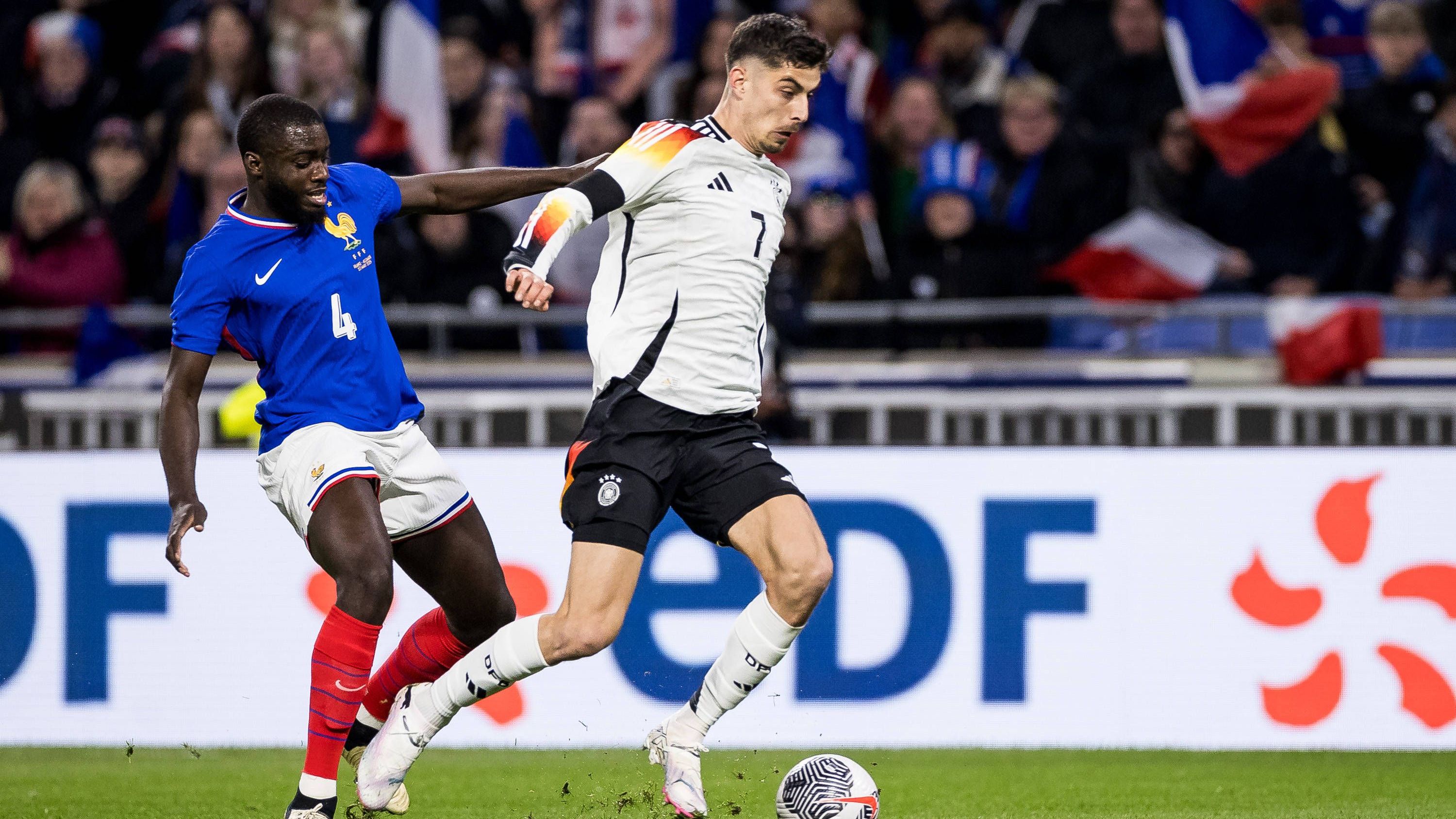 <strong>Dayot Upamecano</strong><br>Im Zweikampf ist der Bayern-Profi stärker als Pavard, aber auch er wackelt hin und wieder, hat Schwierigkeiten, seine Position gegen die dynamische deutsche Offensive zu finden. <em><strong>ran</strong></em>-Note: 3