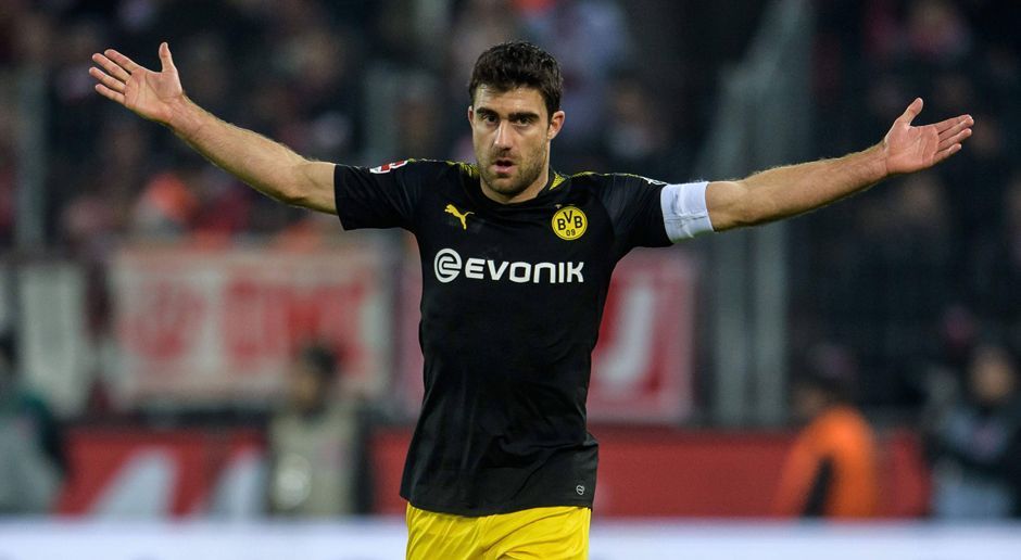 
                <strong>Sokratis</strong><br>
                Ähnlich wie Toprak muss er zu Beginn in der eigenen Hälfte wenig eingreifen. Je länger das Spiel dauert, umso unsicherer wird er. Findet im Spielaufbau so gut wie gar nicht statt. Wirft sich in der Schlussphase in einen Schuss von Höger. ran-Note: 4
              