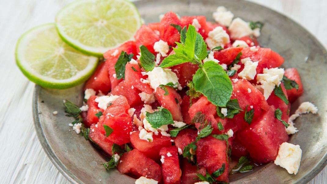 Dieser Wassermelonensalat wird dir nicht nur bei deiner Dukan Diät helfen, sondern auch noch den Sommer versüßen.