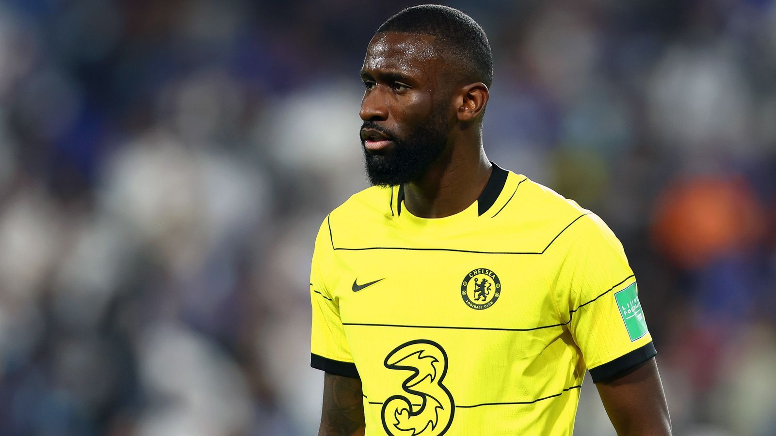 
                <strong>Antonio Rüdiger</strong><br>
                Der deutsche Nationalspieler Antonio Rüdiger ist einer jener Spieler, mit denen sich Chelsea zuletzt in Gesprächen über eine Vertragsverlängerung befand. Zwar konnte man bislang keine Einigung erzielen, aber dennoch durften die Londoner zumindest noch auf eine weitere Zusammenarbeit hoffen. Durch die nun verhängten Sanktionen sind die bisherigen Vertragsgespräche aber ohnehin nicht mehr von Bedeutung, da Chelsea nach aktuellem Stand gar nicht erlaubt ist, auslaufende Verträge von Spielern zu verlängern. Bei Rüdiger wäre die Konsequenz eindeutig: Der Innenverteidiger wird Chelsea am Saisonende definitiv verlassen. 
              