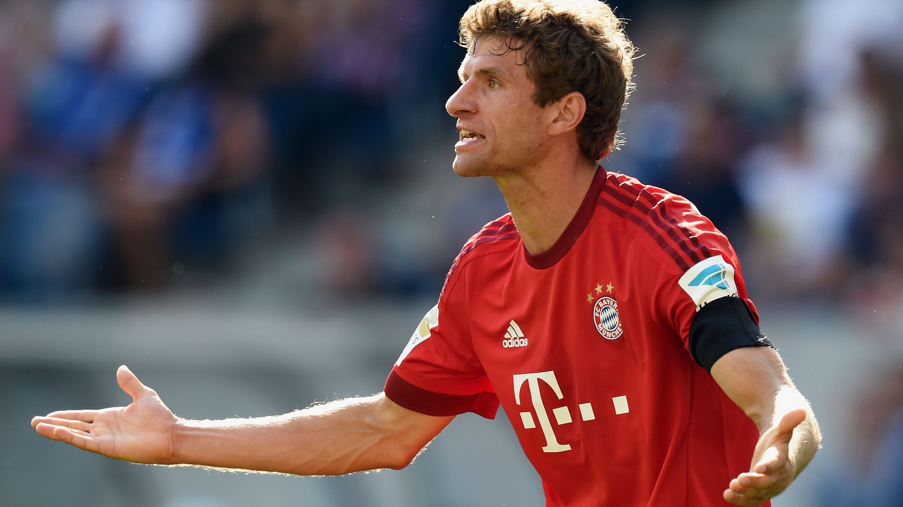 
                <strong>Thomas Müller (FC Bayern)</strong><br>
                Thomas Müller: Nach dem Schweinsteiger-Transfer ist die Angst bei den Bayern-Fans groß: Verlässt mit Thomas Müller eine weitere Identifikationsfigur den Verein? Sein ehemaliger Förderer Louis van Gaal winkt schon mit den Geldscheinen aus Manchester. Doch die Bayern-Verantwortlichen stellen klar: Müller ist unverkäuflich!
              