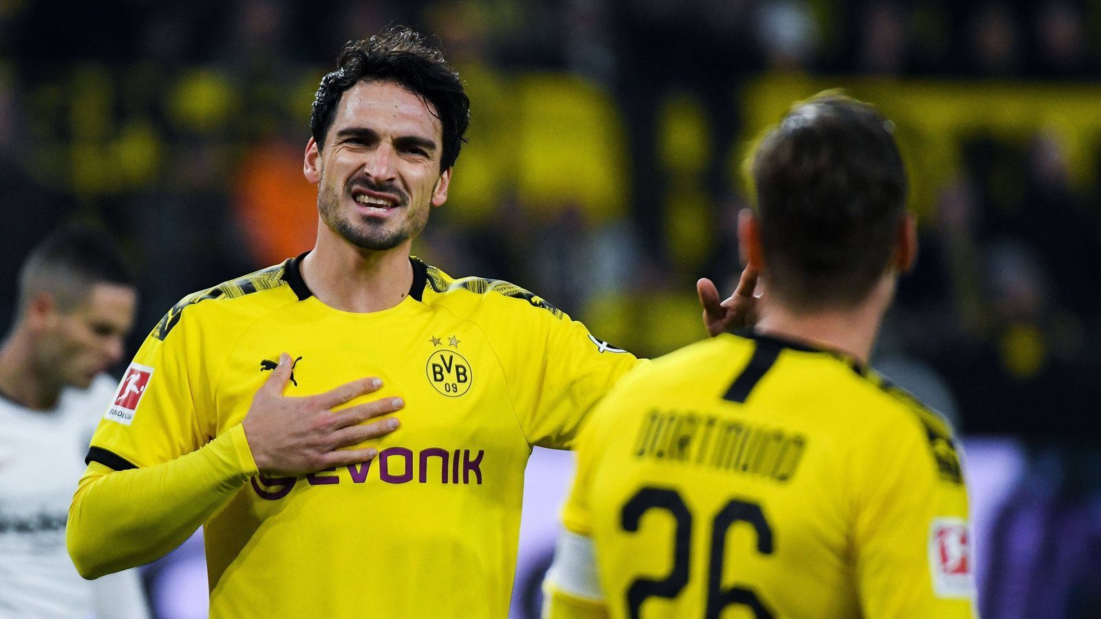 
                <strong>Mats Hummels</strong><br>
                Die Umstellung auf Viererkette wirkt sich in der ersten Halbzeit positiv aus. Die Defensive agiert deutlich gefestigter als noch in den Vorwochen und hält den Gegner im ersten Abschnitt ohne echte Torchance. Gewinnt den Ball vor dem 2:0 und leitet den Treffer ein (50.).ran-Note: 2
              