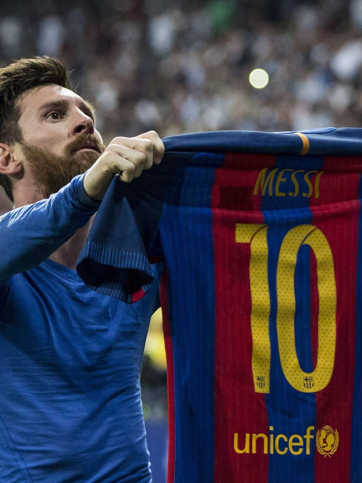 Themen der Woche - Sport Bilder des Tages - SPORT Leo Messi of FC Barcelona Barca celebrates after scoring a goal during the match of La Liga between Real Madrid and Futbol Club Barcelona at Santia...