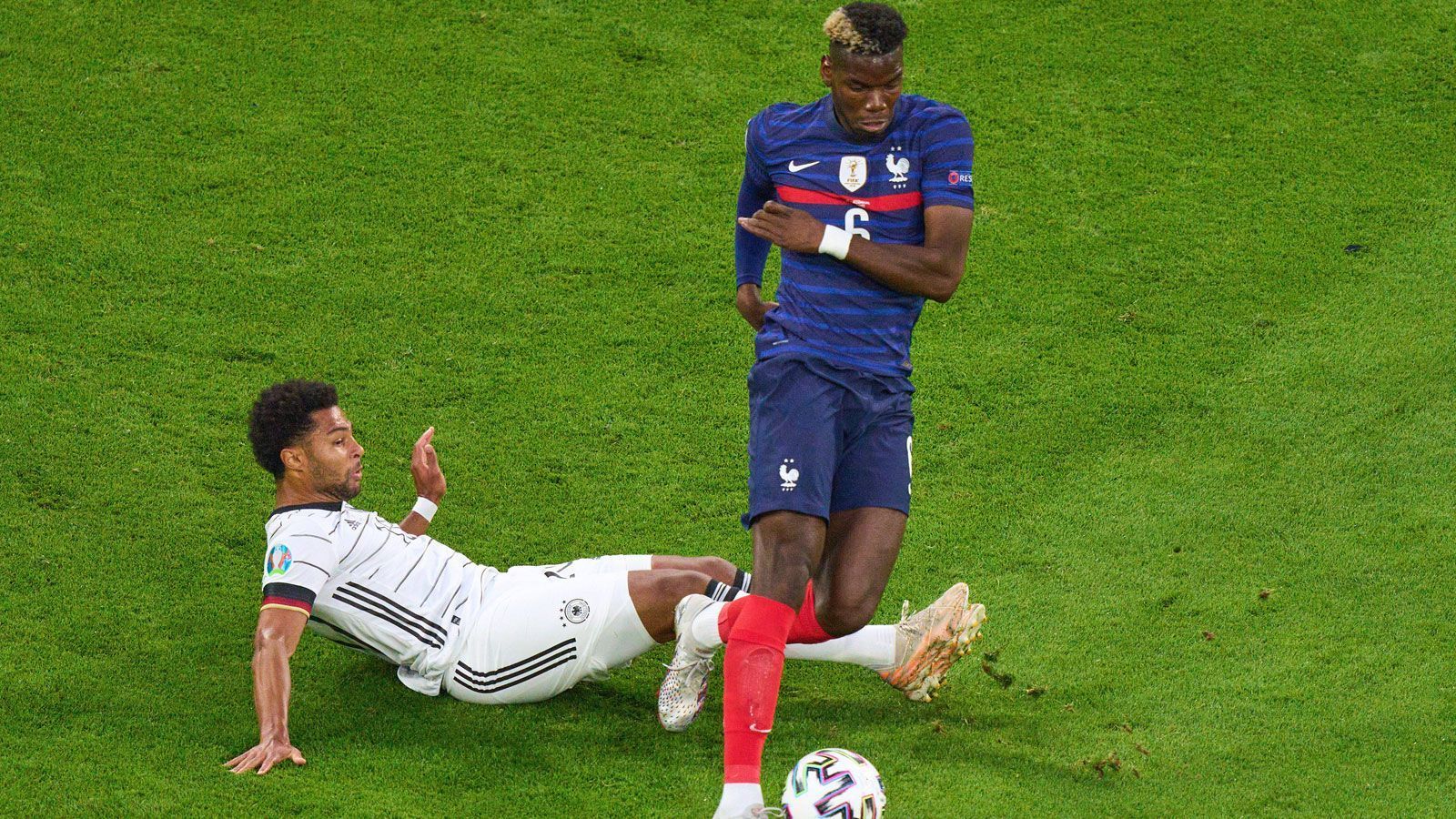 
                <strong>Paul Pogba (Frankreich)</strong><br>
                Wenn es bei Frankreich gefährlich wird, ist Paul Pogba an diesem Abend beteiligt. Erst setzt er einen Kopfball in der 16. Minute noch knapp über das Tor, dann bereitet er mit einem absoluten Sahnepass das Eigentor von Mars Hummels und somit das 1:0 für Frankreich vor. Ist omnipräsent und in diesem Spiel noch vor Mbappe und Co. der wohl beste Franzose. ran-Note: 2
              