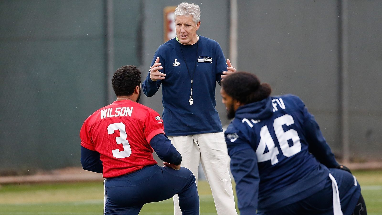 
                <strong>Pete Carrolls verbotene Methoden</strong><br>
                Geht es um Trainingseinheiten, hält sich Pete Carroll nicht immer an die auferlegten Regeln der NFL. Der Trainer und sein Team wurden schon mehrfache von der Liga bestraft. So wurde ihnen 2016 in der Offseason ein Draft-Pick entzogen, weil sie die No-Contact-Regel im Trainingcamp missachtet hatten. Die Strafe fiel unter anderem so hart aus, weil sie Wiederholungstäter sind. Bereits 2012 und 2014 wurde die Franchise wegen ähnlicher Vergehen zu Geldstrafen und dem Entzug von Organized Team Activities bestraft.
              