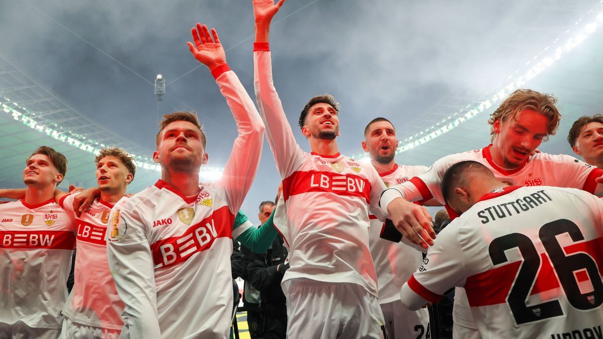 Berlin , Fussball DFB Pokal - Finale DSC Arminia Bielefeld vs. VfB Stuttgart , Stuttgarter Jubel, v.l. Ramon Hendriks, Yannik Keitel, Maximilian Mittelstädt, Atakan Karazor, Jeff Chabot, Nick Wolte...