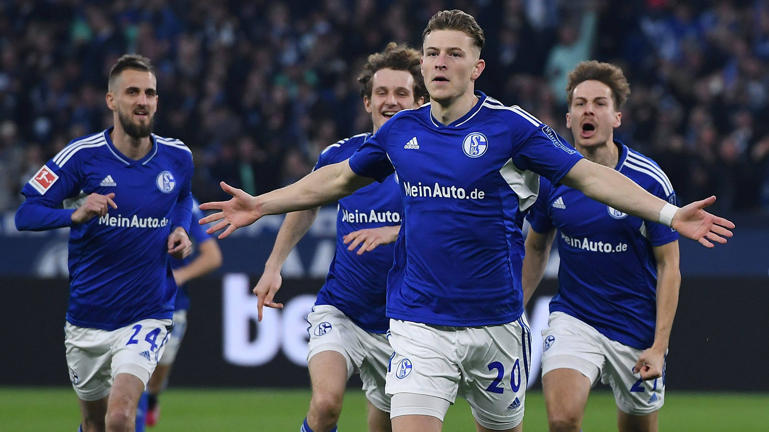 
                <strong>Gewinner: FC Schalke 04</strong><br>
                Für die "Knappen" gab es im direkten Duell gegen Hertha BSC einen sogenannten "Big Point". Durch den Sieg hat S04 die Rote Laterne an die Hauptstädter weitergegeben und ist jetzt punktgleich mit dem VfB Stuttgart. Ein Befreiungsschlag? Wäre da nicht das Verletzungspech. Ralf Fährmann, Tim Skarke (Torschütze zum zwischenzeitlichen 1:0/im Bild) und Cedric Brunner fallen vorerst aus. Hinzu kommt das heftige Restprogramm: Königsblau muss unter anderem noch gegen Freiburg, Bayern und Leipzig ran.
              