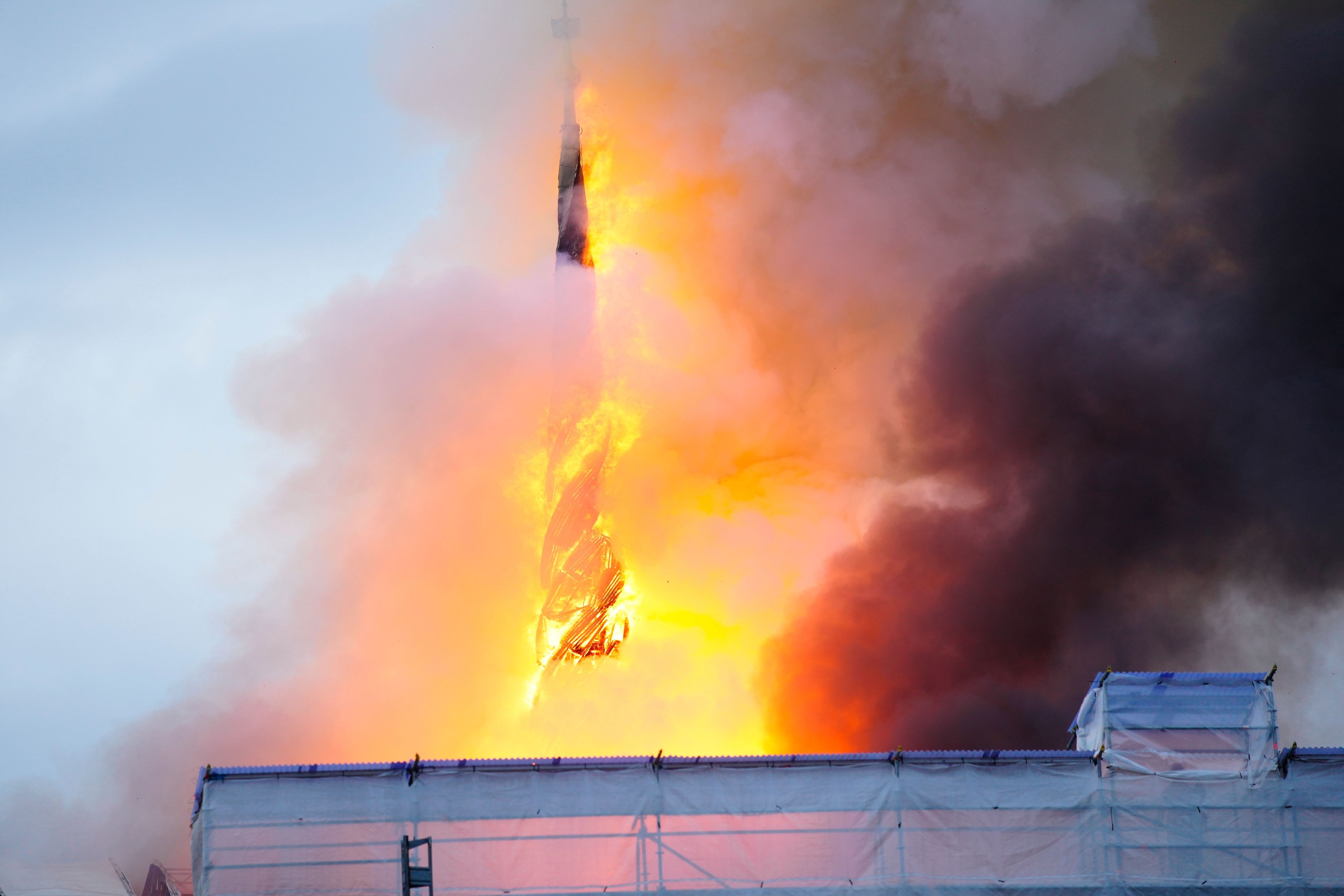 Feuer und Rauch steigen aus der Alten Börse auf.