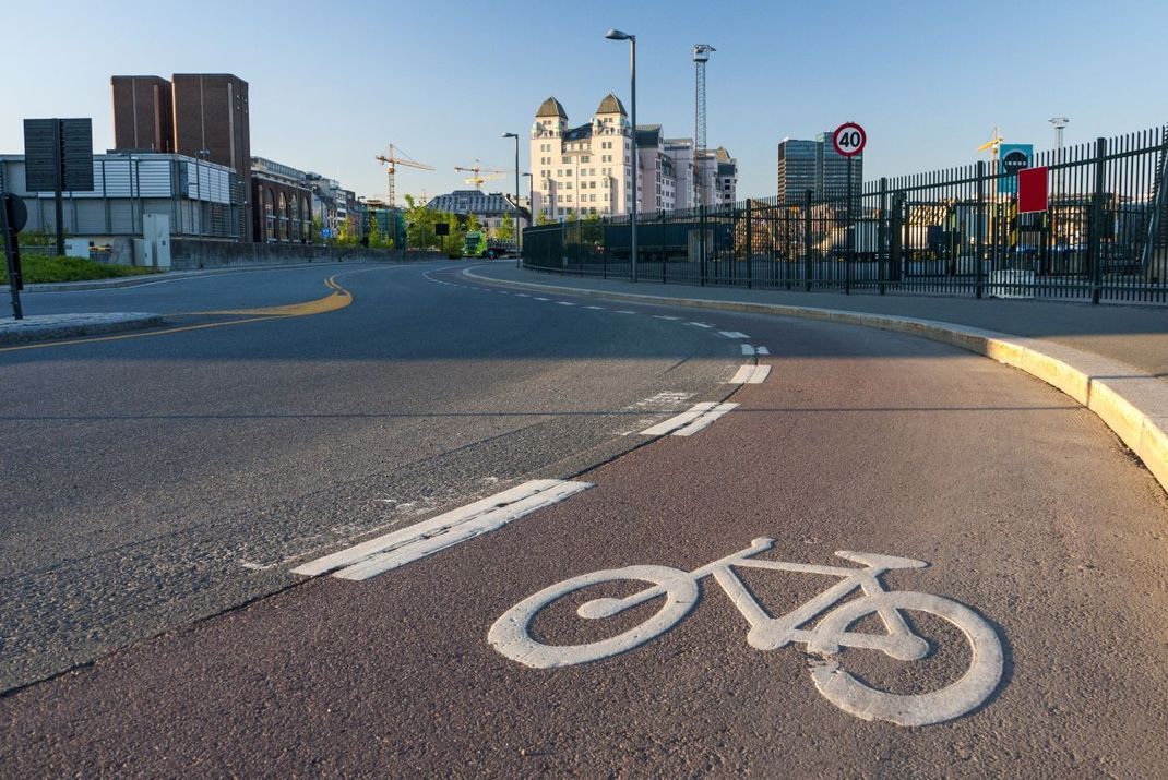 Extra Fahrradstraßen machen das Radfahren in Städten sicherer.