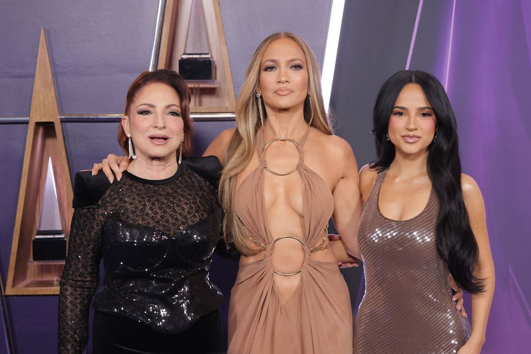 Jennifer Lopez (Mitte) sorgte mit Küssen für Aufregung bei den AMA.