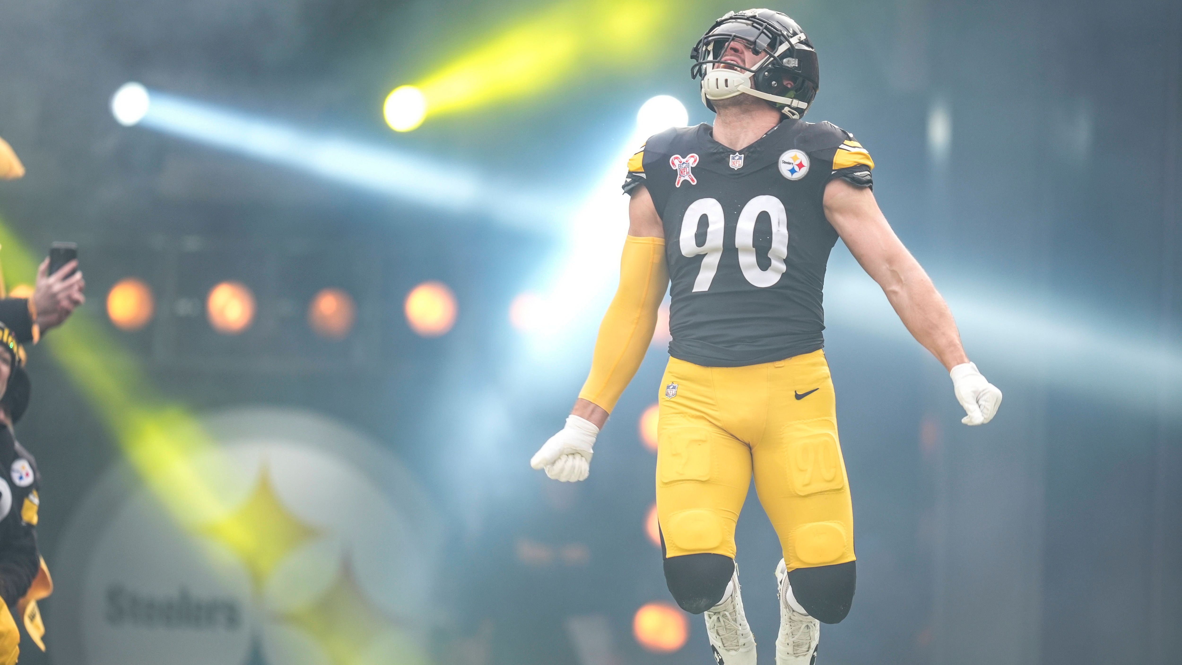 <strong>Diese NFL-Stars verweigern das Mandatory Minicamp 2025</strong><br>NFL-Profis, die nicht beim verpflichtenden Minicamp mitwirken, müssen Strafe zahlen bzw. deren Gehälter werden gekürzt. Dabei steigen die täglichen Strafen mit Fortschreiten des Minicamps. Wer also Tag 3 verpasst, zahlt mehr als jemand, der Tag 1 auslässt. Sollte jemand alle drei Tage verpassen, werden mehr als 100.000 Dollar fällig. <strong><em>ran</em></strong> zeigt, wer 2025 schwänzt.