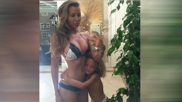 
                <strong>Sarah Gerth (Jermaine Jones)</strong><br>
                Miss Germany 2005 stammt aus Frankfurt und verbrachte die letzten Jahre in Blackburn, Istanbul, Boston und nun in Denver.
              