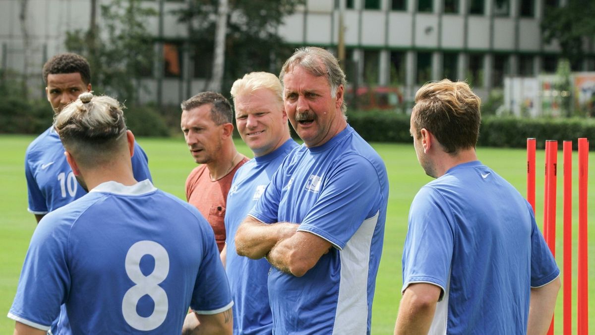 Neururer als Trainer im Proficamp, hier 2020