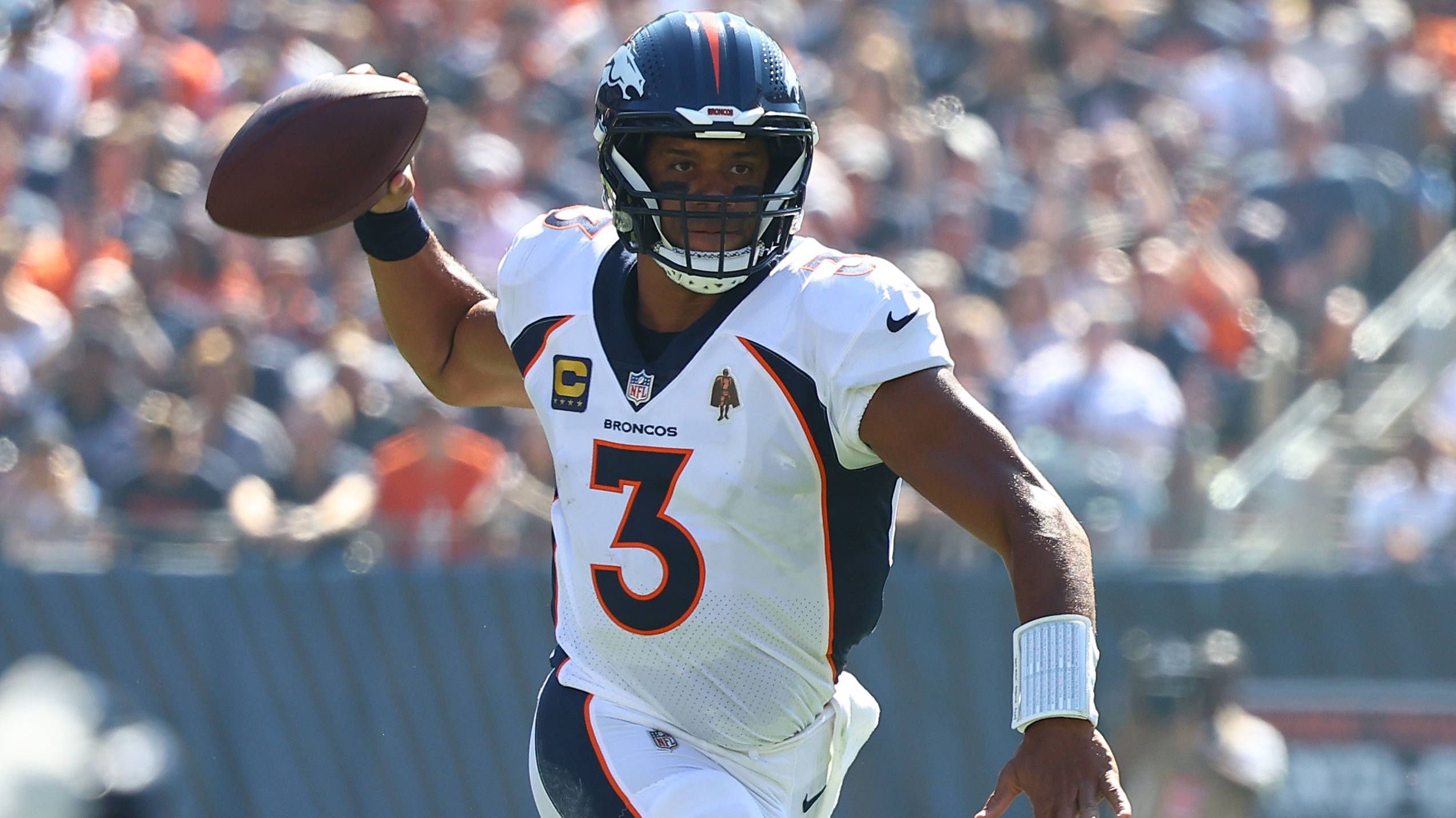 <strong>Denver Broncos: Russell Wilson</strong><br>Sind die Leistungen von Russell Wilson nun positiv oder negativ? Rein statistisch lesen sich die Zahlen des 34-Jähirgen eigentlich ganz gut: Neun Passing Touchdowns, über 1.000 Passing Yards, nur zwei Interceptions. Trotzdem gewannen die Broncos nur eins der ersten vier Spiele und kamen gegen Miami mit 20:70 unter die Räder.