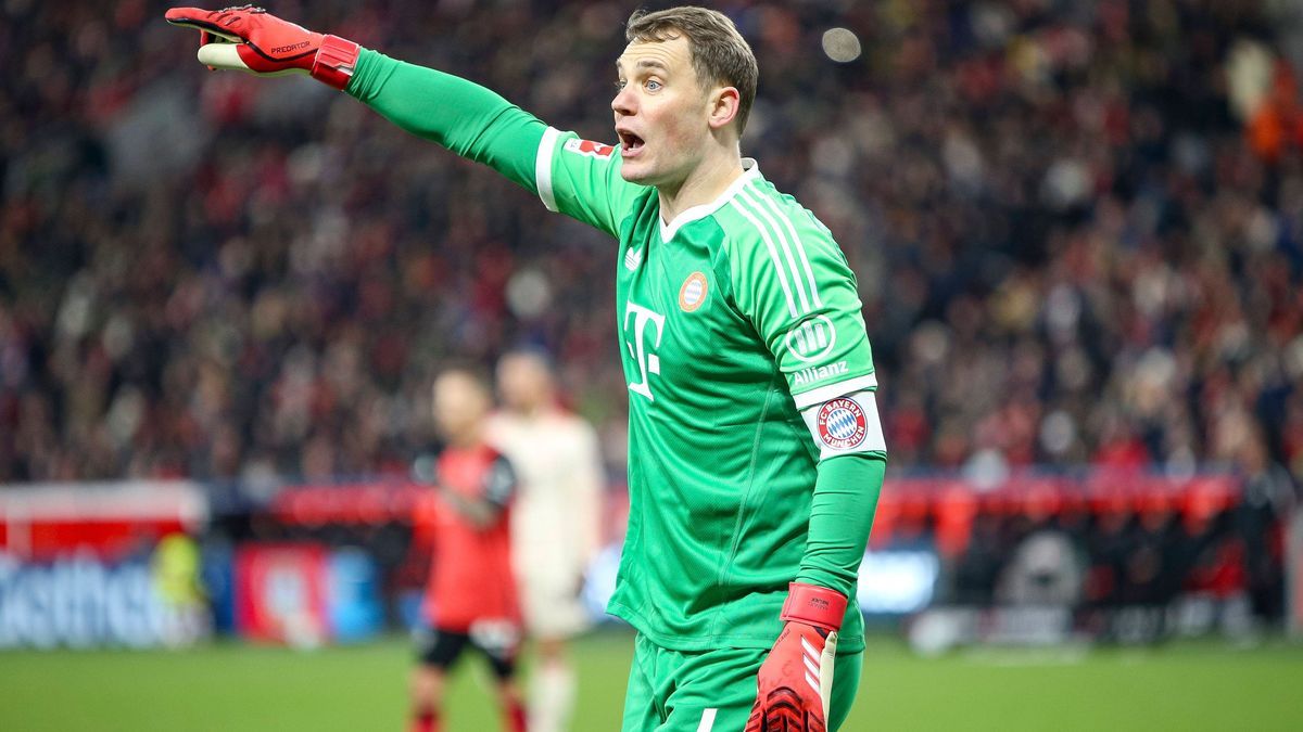 Leverkusen, Deutschland, 15.02.25: Manuel Neuer (FC Bayern München) gestikuliert, Gestik waehrend des Spiels der Bundesliga zwischen Bayer 04 Leverkusen vs FC Bayern München in der BayArena Leverku...