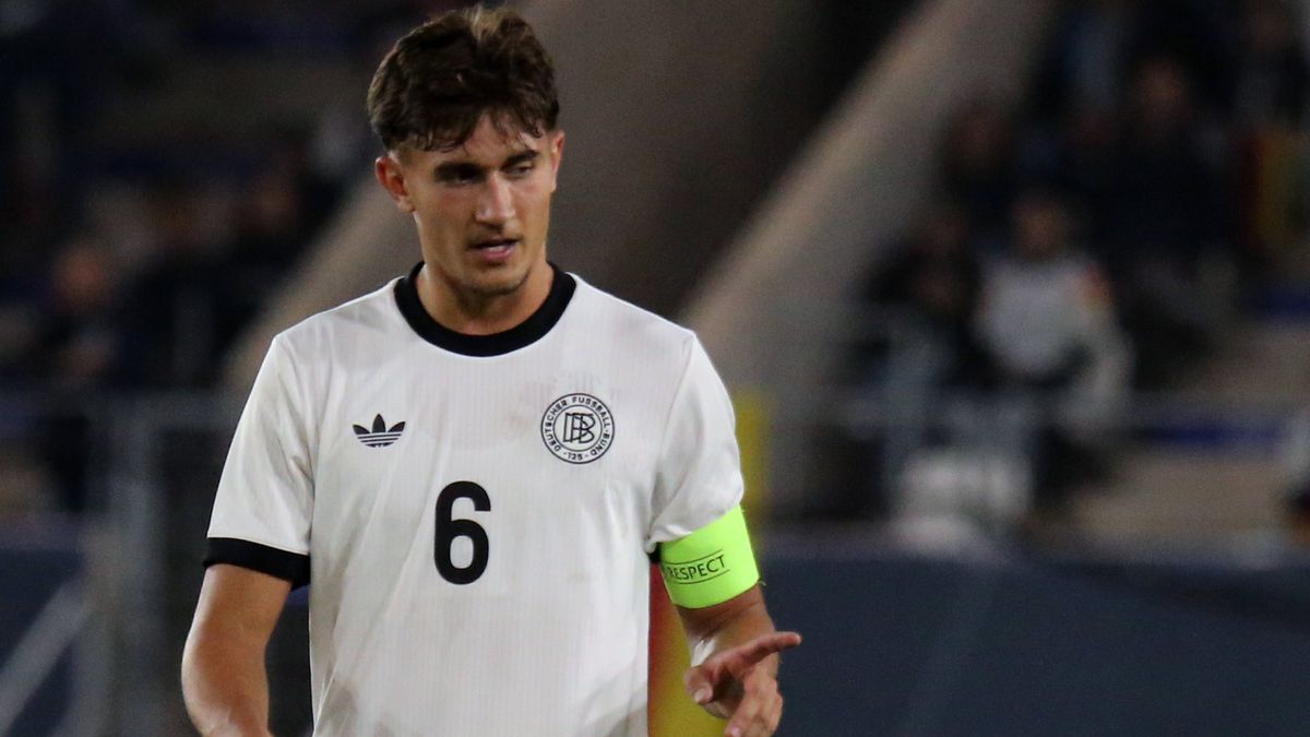 10.10.2025, xmohx, Fussball U 21 EM Qualifikation, Deutschland - Griechenland v.l. Tom Bischof (Deutsche Fussball Nationalmannschaft DFB U21, U 21 Enttäuscht, traurig, frustriert (DFL DFB REGULATIO...