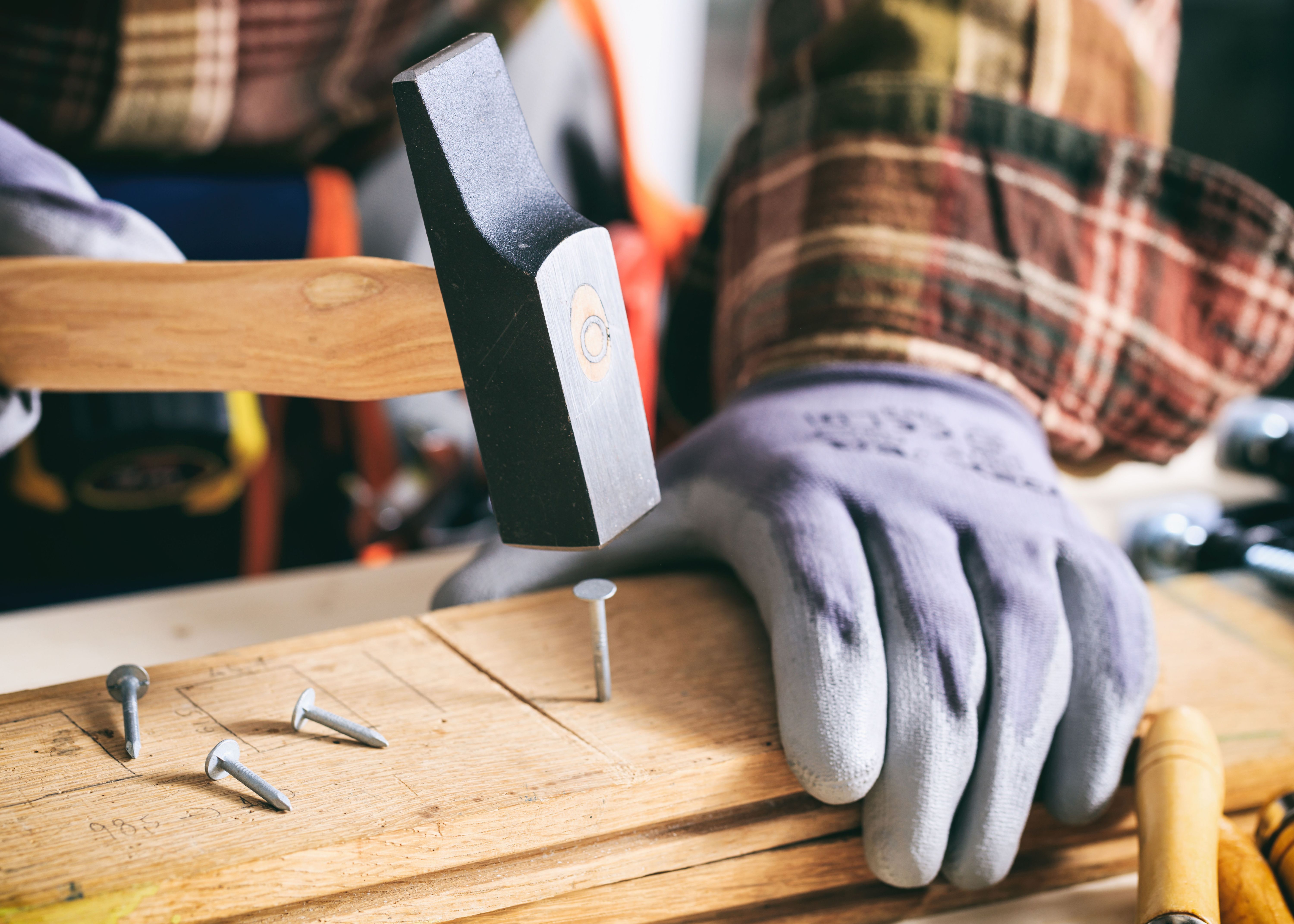 Der Schreinerhammer besitzt einen rechteckigen Hammerkopf aus Stahl, mit dem kleinste Nägel mühelos in Holz geschlagen werden können.