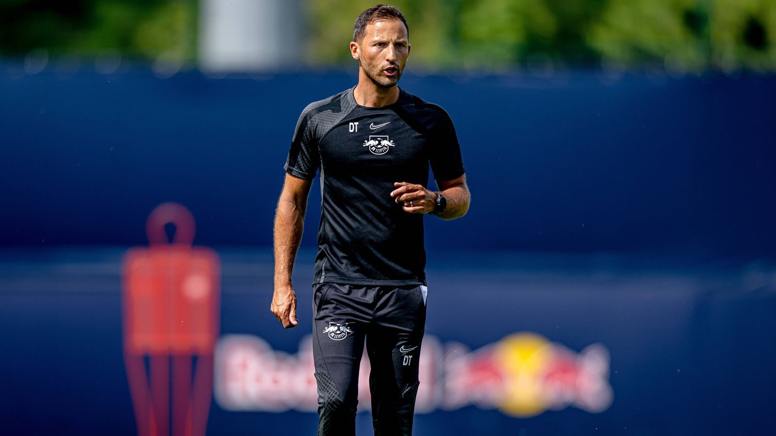 
                <strong>Platz 4: Domenico Tedesco (RB Leipzig)</strong><br>
                Geschätztes Jahresgehalt: 2,5 Millionen Euro
              