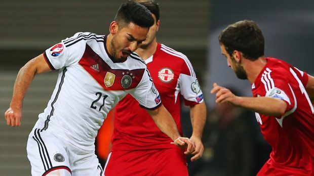 
                <strong>Ilkay Gündogan</strong><br>
                Ilkay Gündogan: Trifft häufig die falschen Entscheidungen und schaltet bei Ballgewinn zu langsam um. Der Dortmunder dreht im Gegensatz zu Kroos allerdings mit zunehmender Spielzeit auf. Dennoch: viel Luft nach oben. ran-Note: 4.
              