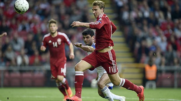
                <strong>Schweden vs. Dänemark </strong><br>
                Schweden vs. Dänemark. ... mit leichtem Vorteil für Schweden. Schweden bringt es auf 18 Punkte in der Quali, Dänemark auf zwölf (zwei Spiele weniger). Schweden verfügt wohl über die sportlich besseren Qualitäten. Ibrahimovic: "Für mich ist es unvorstellbar, das Turnier ohne mich zu sehen." Schweden wird sich durchsetzen.
              