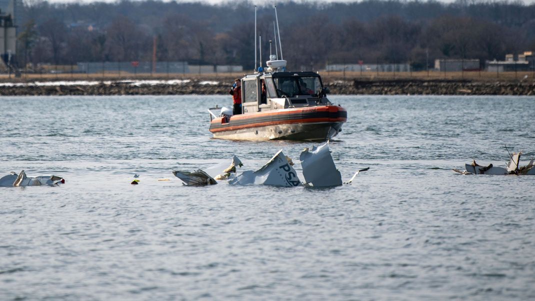 Die Suche nach Vermissten geht weiter - Boote nähern sich Wrackteilen im Potomac River.