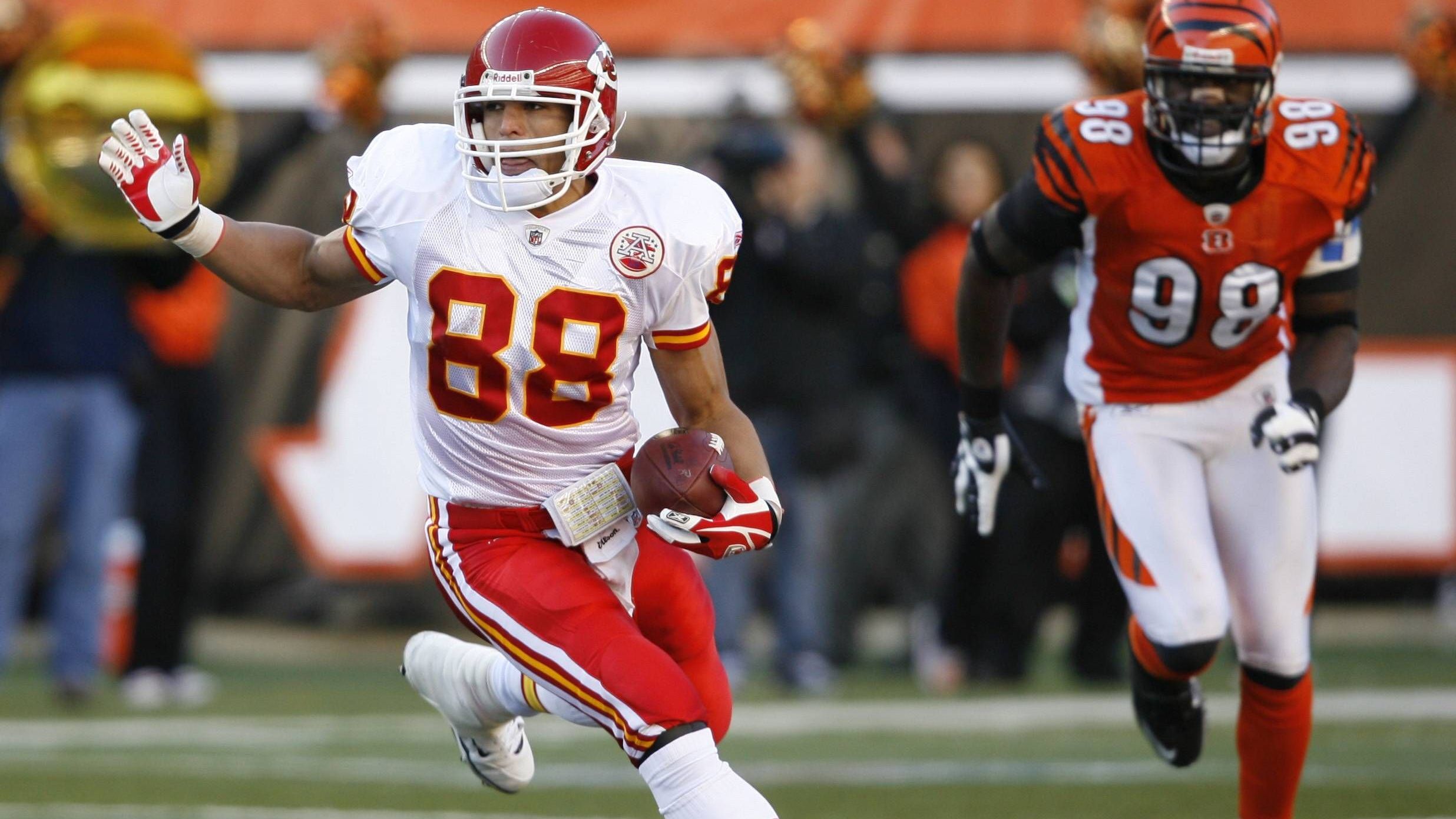 <strong>Tony Gonzalez (Tight End, 1997 - 2013, Chiefs, Falcons)</strong><br>Ganze 17 Jahre spielte er in der NFL, stellte einen Rekord nach dem anderen auf. Sein All-Time-Receiving-Yards-Rekord für Tight Ends wurde erst in der Saison 2023 von Chiefs-Star Travis Kelce gebrochen. Gonzalez wurde in die Hall of Fame aufgenommen. Ohne SB-Sieg.