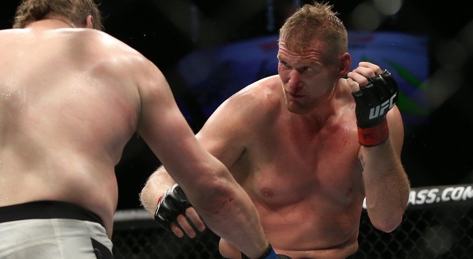 
                <strong>Josh Barnett (r.)</strong><br>
                2002 gewann Josh Barnett den WM-Titel im Alter von 24 Jahren. Noch heute ist er der jüngste Schwergewichts-Champion der UFC-Geschichte! Nach einer elfjährigen Welttournee feierte Barnett 2013 sein Comeback im Octagon. Am 3. September tritt er im Hauptkampf von UFC Hamburg gegen Andrei Arlovski an - ab 21:00 Uhr live im Black Pass auf ranFighting.de.
              