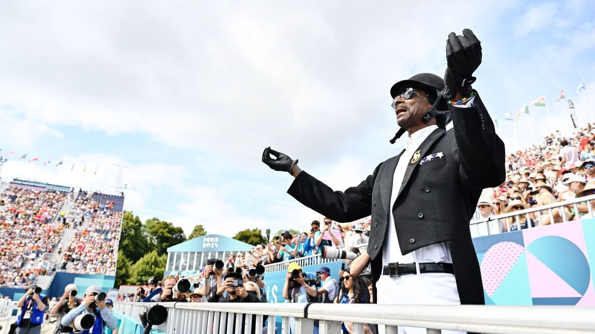 Snoop Dogg in the audience during the team dressage final at the ChÃ¢teau de Versailles, during the Summer Olympics in Paris 2024. PARIS FRANCE ttexport x10060x *** Snoop Dogg in the audience durin...