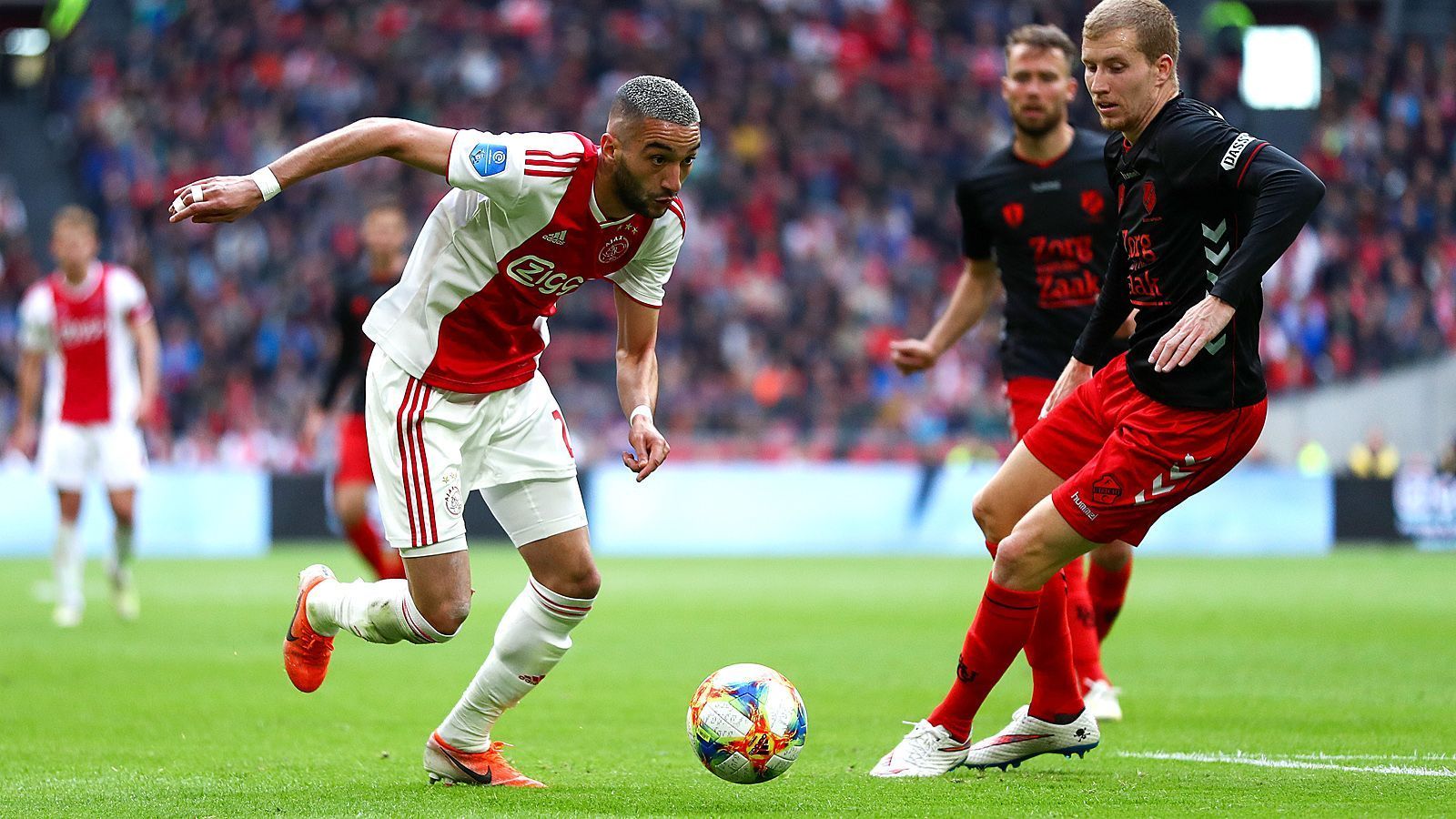 
                <strong>Hakim Ziyech</strong><br>
                Ein Schnäppchen im Vergleich zu Rodrigo wäre Hakim Ziyech. Der Rechtsaußen hat mit Ajax Amsterdam halb Europa schwindelig gespielt und nebenbei seinen Marktwert auf über 35 Millionen Euro gesteigert. Nach dem Weggang von Arjen Robben braucht der FC Bayern neues Personal für die rechte Seite. 
              