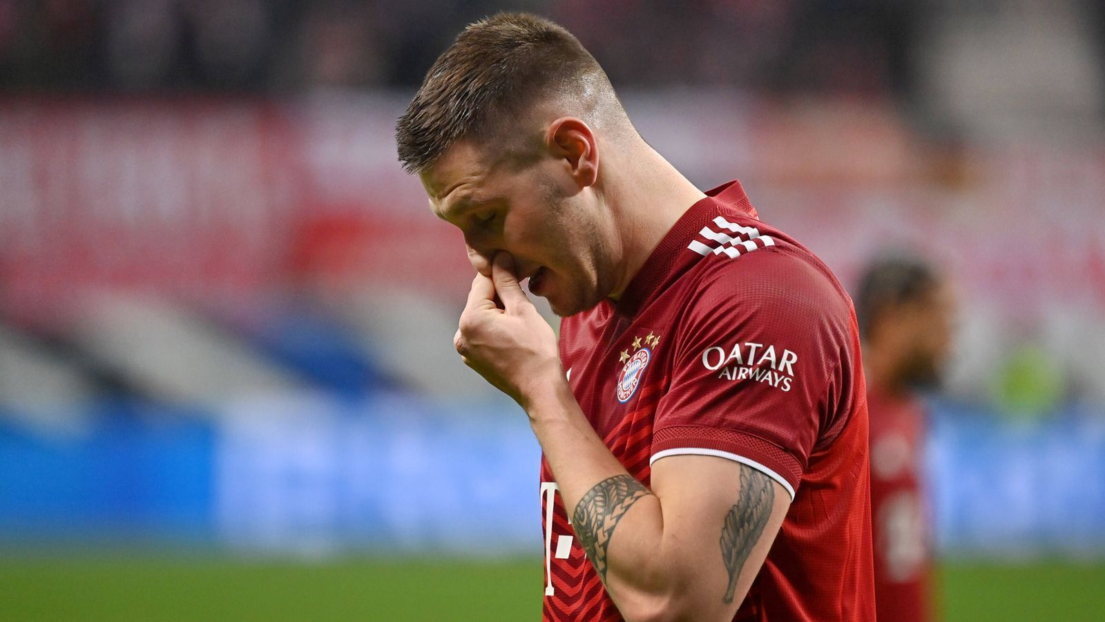 
                <strong>Kadersituation (FC Bayern München) </strong><br>
                Die Bayern plagt das Verletzungspech. Vor allem in der Abwehr hat der Rekordmeister große Probleme: Niklas Süle fällt mit einem Muskelfaserriss vorerst aus. Damit fehlt der Abwehrchef, der zur kommenden Saison zum BVB wechselt, den Bayern in der entscheidenden Saisonphase. Benjamin Pavard ist am Coronavirus erkrankt. Wann er zurückkommt, ist offen. Alphonso Davies hat nach langer Zwangspause aufgrund einer Herzmuskelentzündung zwar wieder das Training aufgenommen, bis er wieder einsatzbereit ist, wird es aber wohl noch dauern. Leon Goretzka stand gegen Union Berlin zwar erstmals seit drei Monaten wieder im Kader. Die Empfehlung der medizinischen Abteilung war aber, dass er nach seiner Knieverletzung noch nicht wieder spielen sollte. Immerhin ist seine Rückkehr absehbar, wobei Jamal Musiala seine Aufgabe als Goretzka-Ersatz hervorragend meistert. 
              