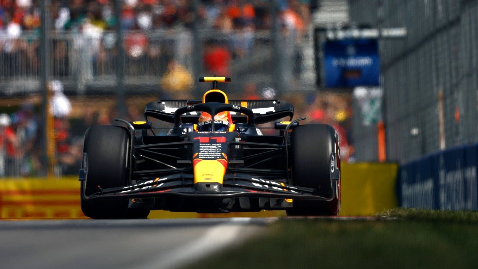
                <strong>Verlierer: Sergio Perez</strong><br>
                So oft, wie sich Max Verstappen unter den Gewinnern eines Formel-1-Wochenendes wiederfindet, so oft wird Teamkollege Sergio Perez bei den Verlierern aufgeführt. So auch beim Grand Prix in Montreal. Während der zweimalige Weltmeister die Konkurrenz mal wieder alt aussehen lässt, dümpelt der Mexikaner irgendwie vor sich hin. Schon Platz elf im Qualifying ist keine gute Ausgangsposition. Zwar kann er sich im Rennen bis auf Rang sechs vorarbeiten, im Kampf um die WM hilft dies aber mitnichten. Selbst im Vergleich zu den Silberpfeilen und Ferrari wirkt Perez langsam, da hilft auch die schnellste Rennrunde am Ende nichts. 
              