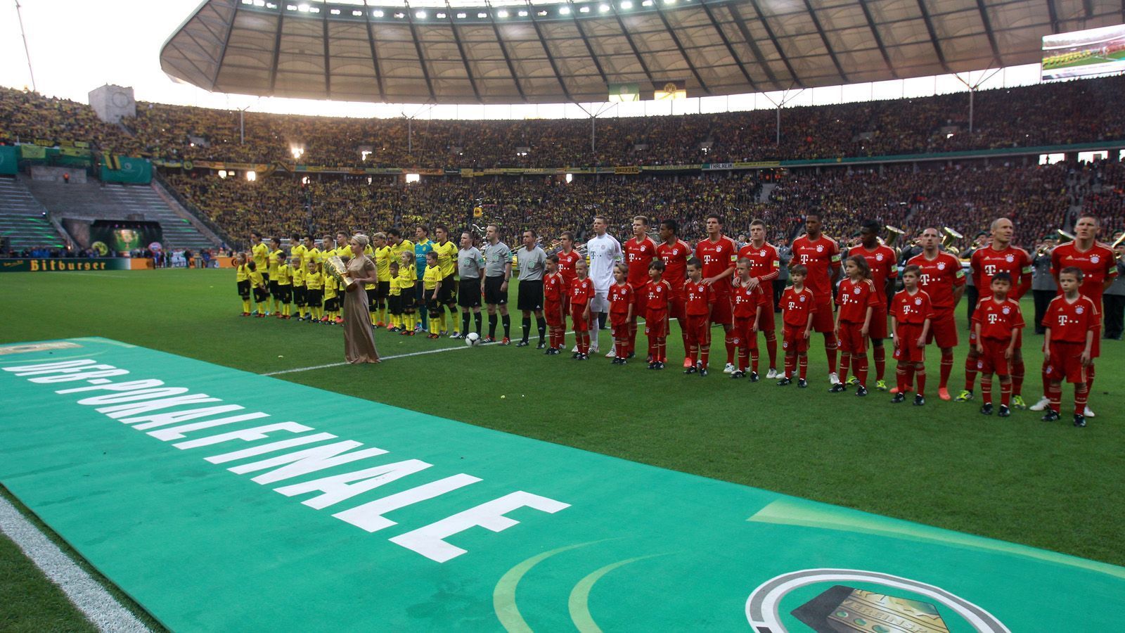 
                <strong>Pokalfinale 2011/12</strong><br>
                5:2, es ist eine Demonstration des BVB gegen den FC Bayern. Aber immerhin ein Wirkungstreffer gelingt dem FCB. Und zwar knockt Mario Gomez Roman Weidenfeller aus - als der BVB-Keeper den Bayern-Spieler vor dem 1:1 im Strafraum foult. Für Weidenfeller kommt Bayern-Schreck Mitchell Langerak. Und gewinnt mal wieder.
              