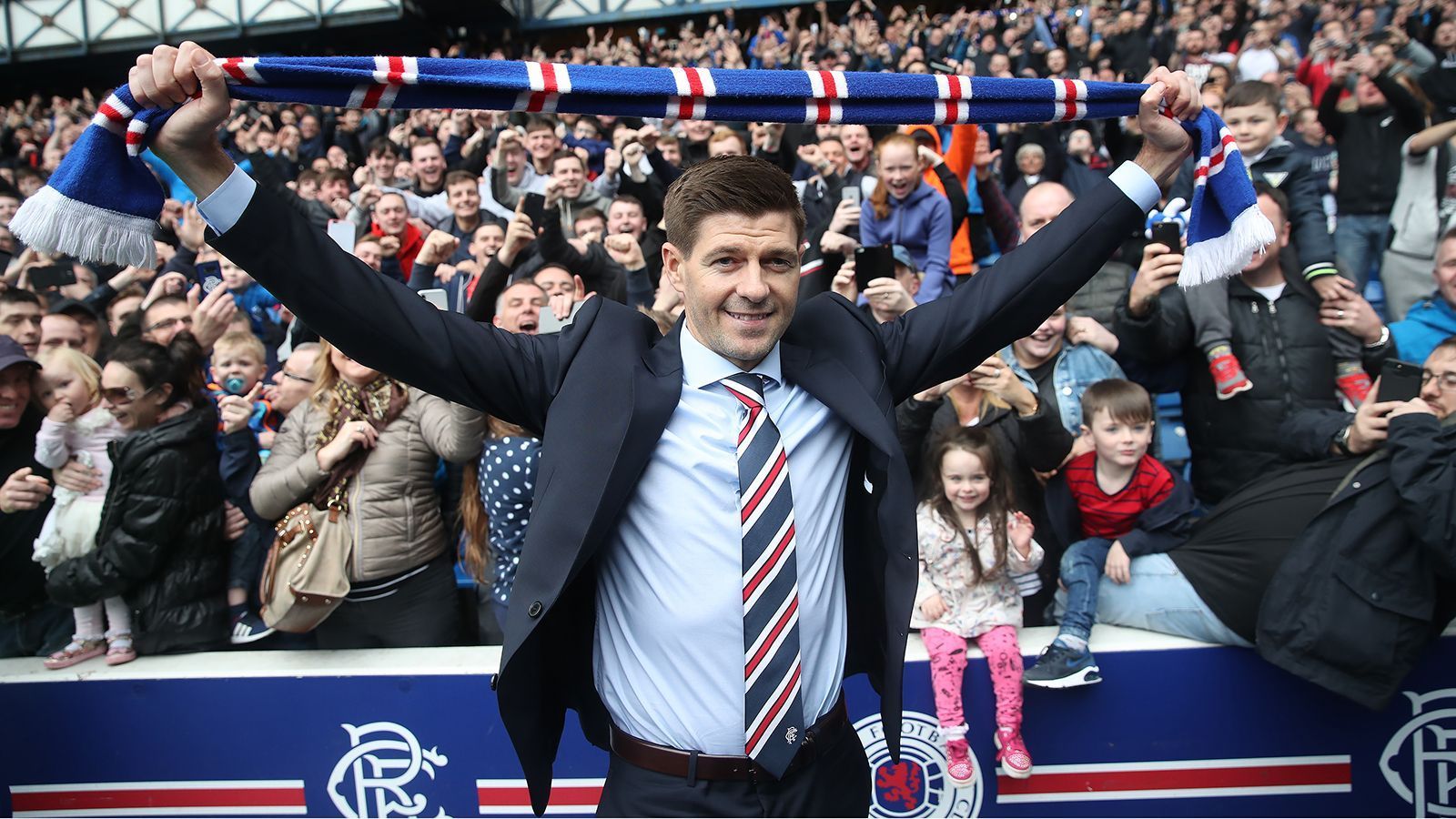 
                <strong>Steven Gerrard (Trainer Glasgow Rangers)</strong><br>
                Die lebende Legende des FC Liverpool verließ seine englische Heimat 2015 und ließ seine Karriere bei Los Angeles Galaxy in der MLS ausklingen. 2017 ging es zurück zu den "Reds", bei denen Stevie G. als Nachwuchstrainer fungierte. Seit diesem Sommer lenkt der mittlerweile 38-Jährige die Geschicke der Profis der Glasgow Rangers. Und das durchaus erfolgreich: Die Rangers sind nach elf Spieltagen in der Scottish Premiership auf dem dritten Tabellenplatz. 
              