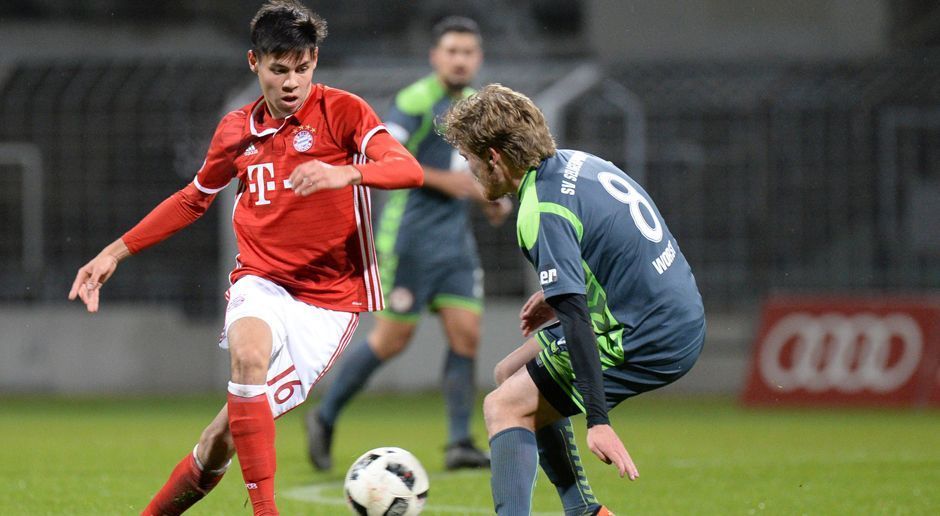 
                <strong>Raphael Obermair </strong><br>
                Seit dieser Saison trägt Raphael Obermair das Trikot des deutschen Rekordmeisters. Der 20-Jährige wechselte vom Reginalligaaufsteiger TSV 1860 Rosenheim zur zweiten Mannschaft des FC Bayern München. In der Vorbereitung brach sich der Youngster aber den Schienbeinkopf, wodurch er zunächst nur zuschauen konnte. Doch über die Jokerroller etablierte sich Obermair nach und nach in der Stammelf. Der Flügelspieler kommt bisher auf 19 Ligaeinsätze (zwei Tore, drei Vorlagen).
              