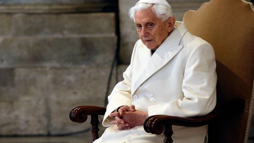 Der emeritierte Papst Benedikt XVI. sitzt bei einer Messe im Petersdom.