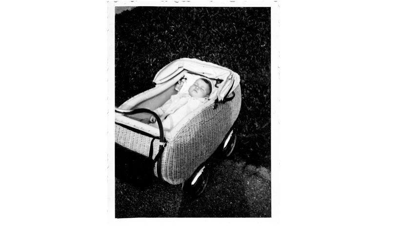 Robert Nissel gewährt uns Einblicke in sein ganz persönliches Fotoalbum. Seelenruhig schläft klein Robert in seinem Kinderwagen.