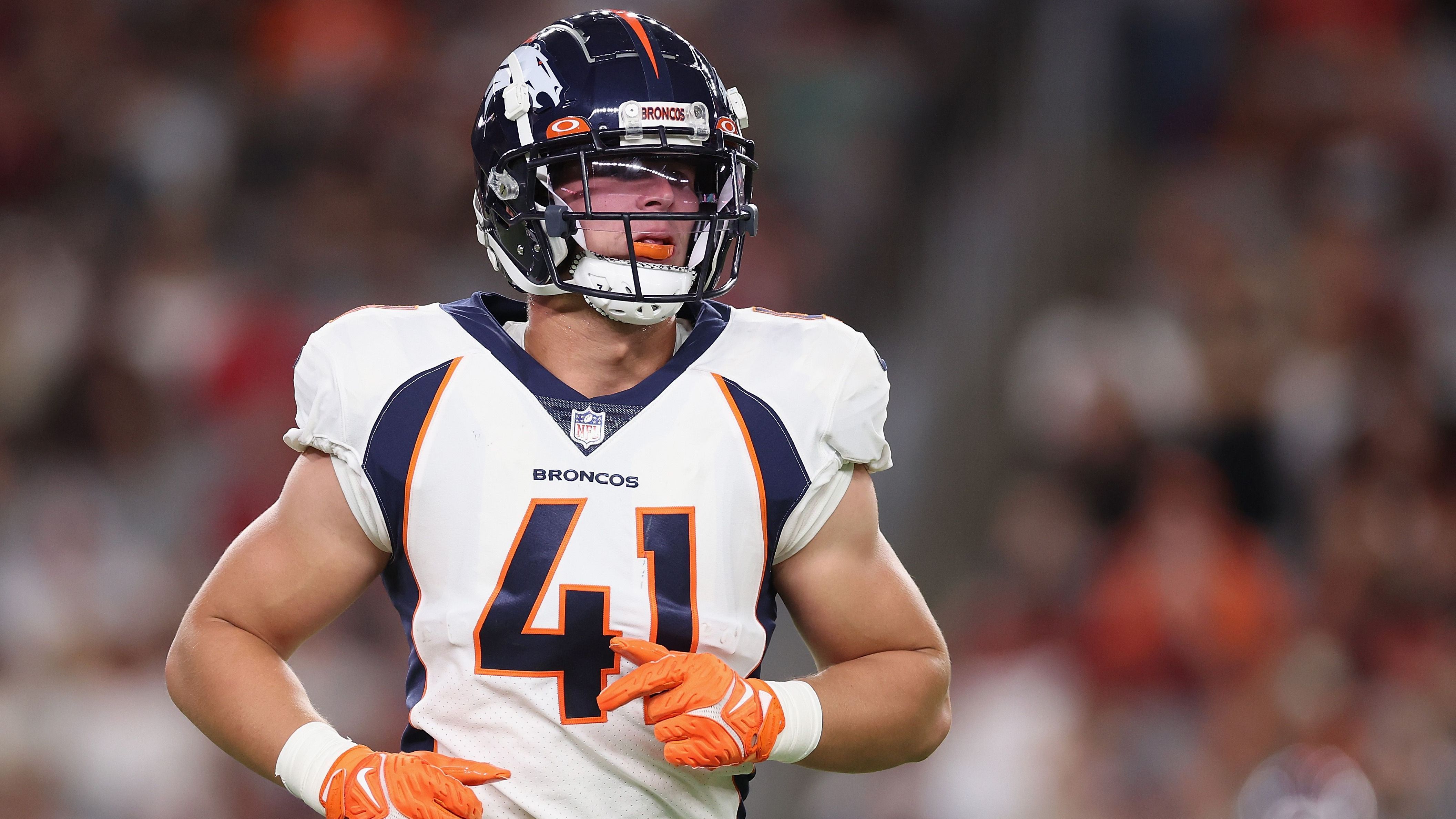 <strong>Drew Sanders: Achillessehne</strong><br>Die Saison für Linebacker Drew Sanders ist offenbar vorbei, bevor sie überhaupt begann. Der Drittrundenpick der Denver Broncos aus dem vergangenen Jahr riss sich bei den ersten Trainingseinheiten die Achillessehne. Dass er in dieser Saison noch einmal zurückkommt, ist zwar nicht ausgeschlossen, aber wenig wahrscheinlich.